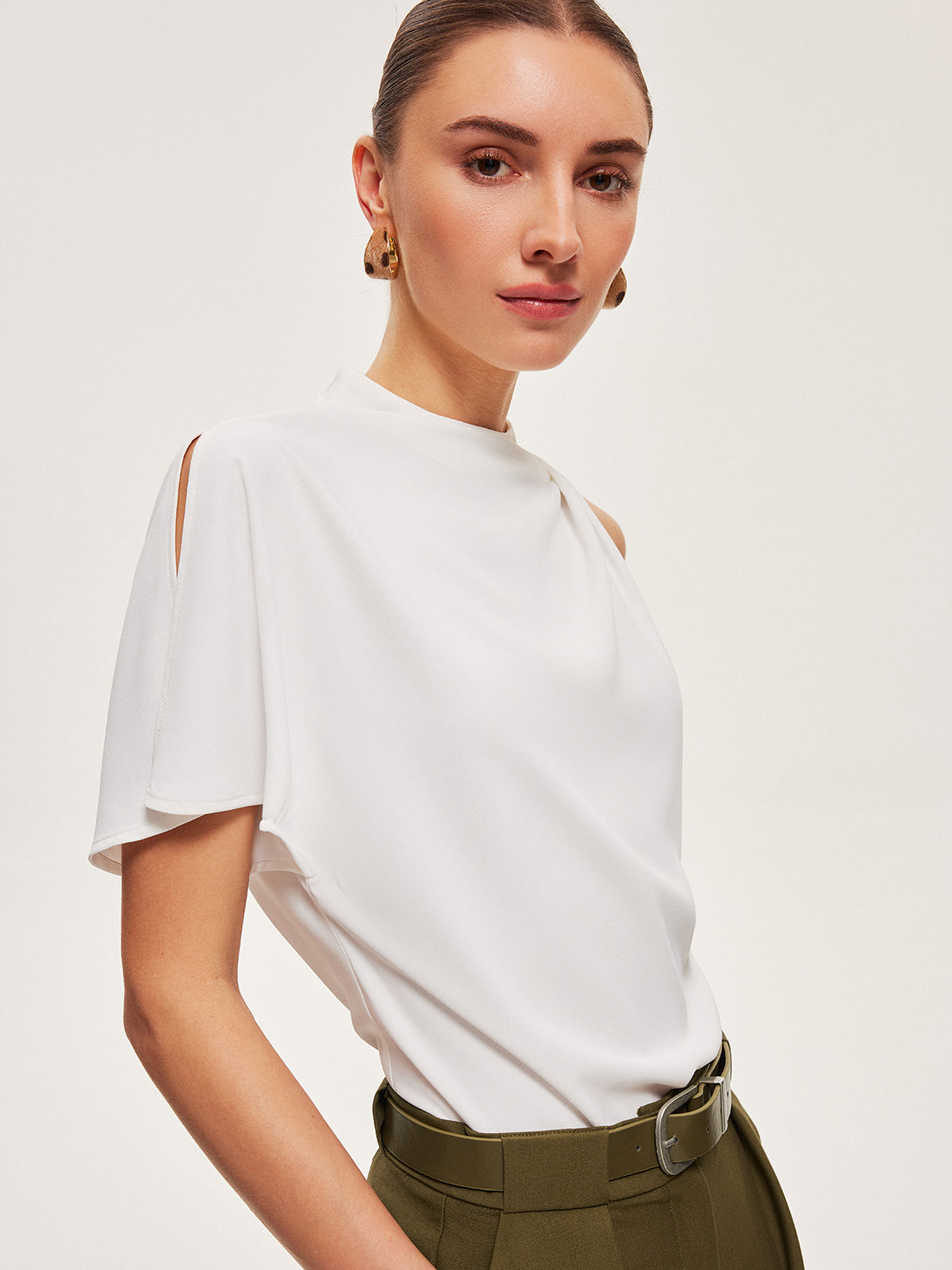 Haut asymétrique à drapé et boutons aux épaules