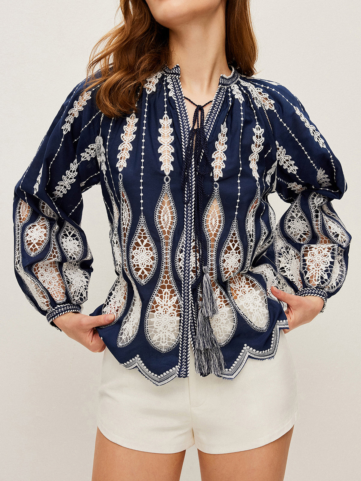 Halbtransparente bestickte Bluse mit Bindekragen
