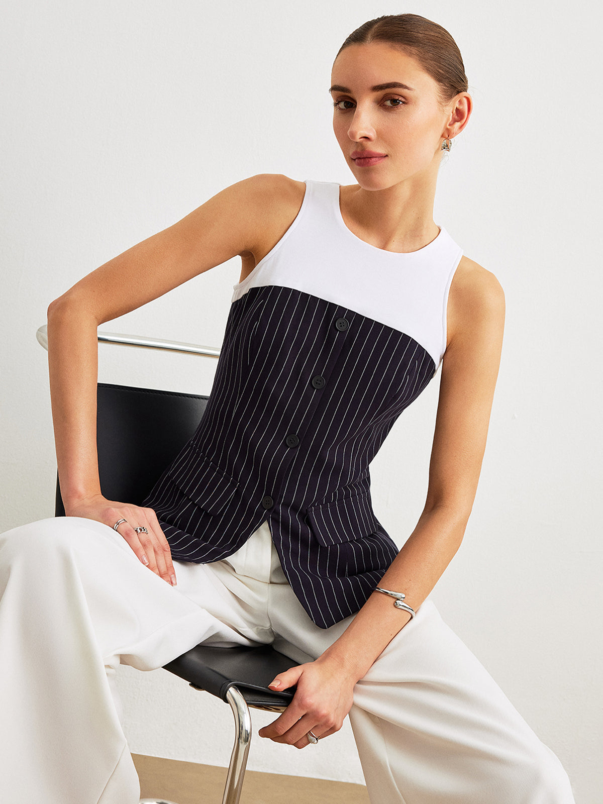 Nadelstreifen-Top mit Knopfdetails und Ziertaschen