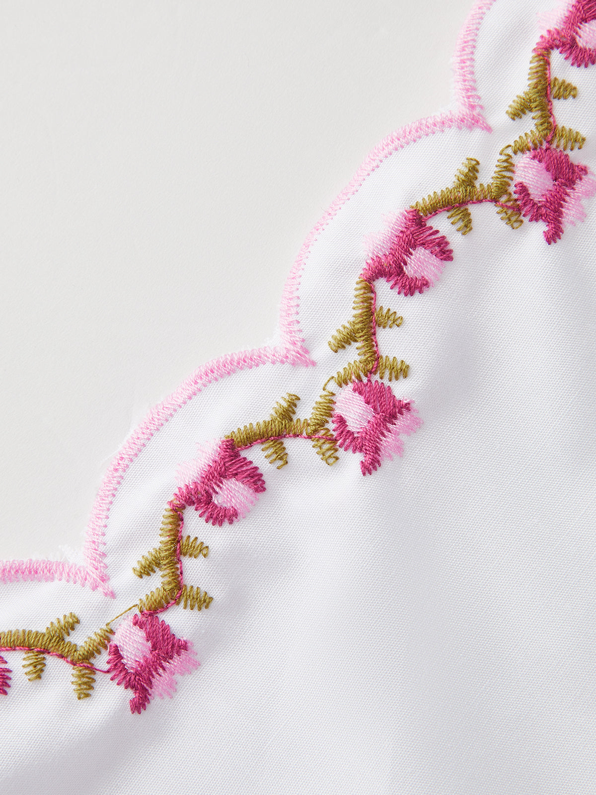 Blouse brodée à manches bouffantes et nœud, ornée de festons et de broderies. 