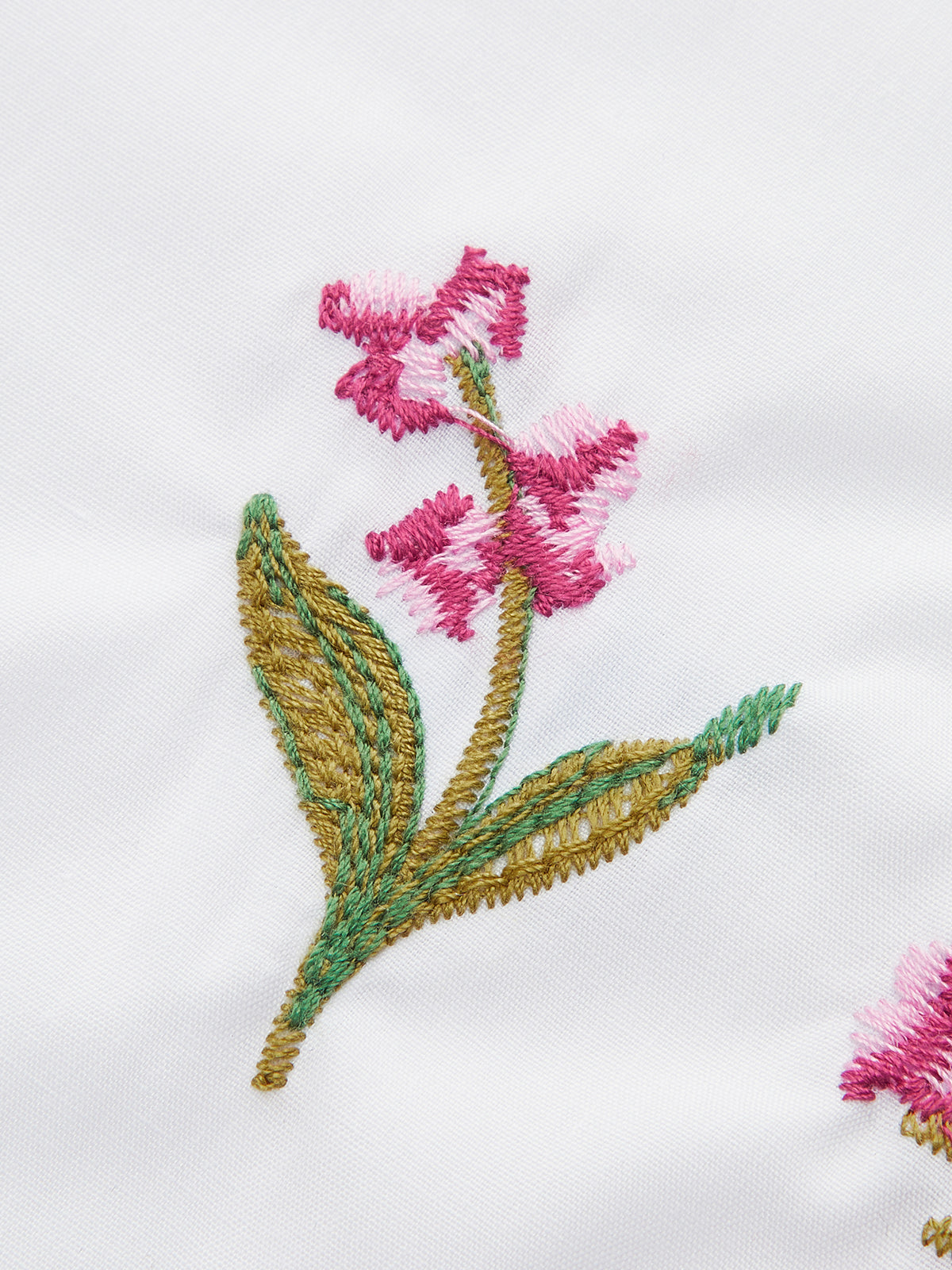 Blouse brodée à manches bouffantes et nœud, ornée de festons et de broderies. 