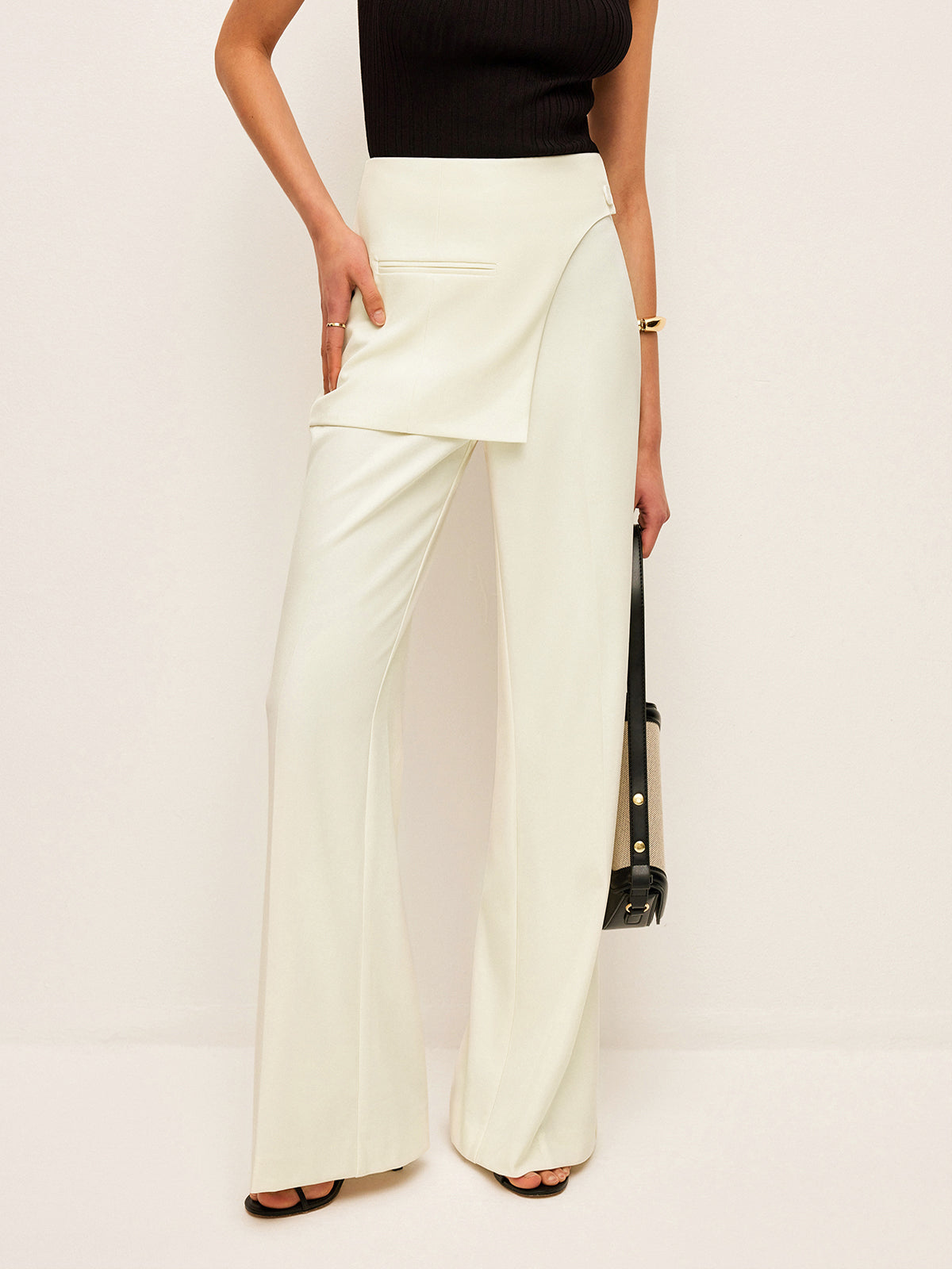 Hose mit mittelhohen Taschen und Wickeldetail 