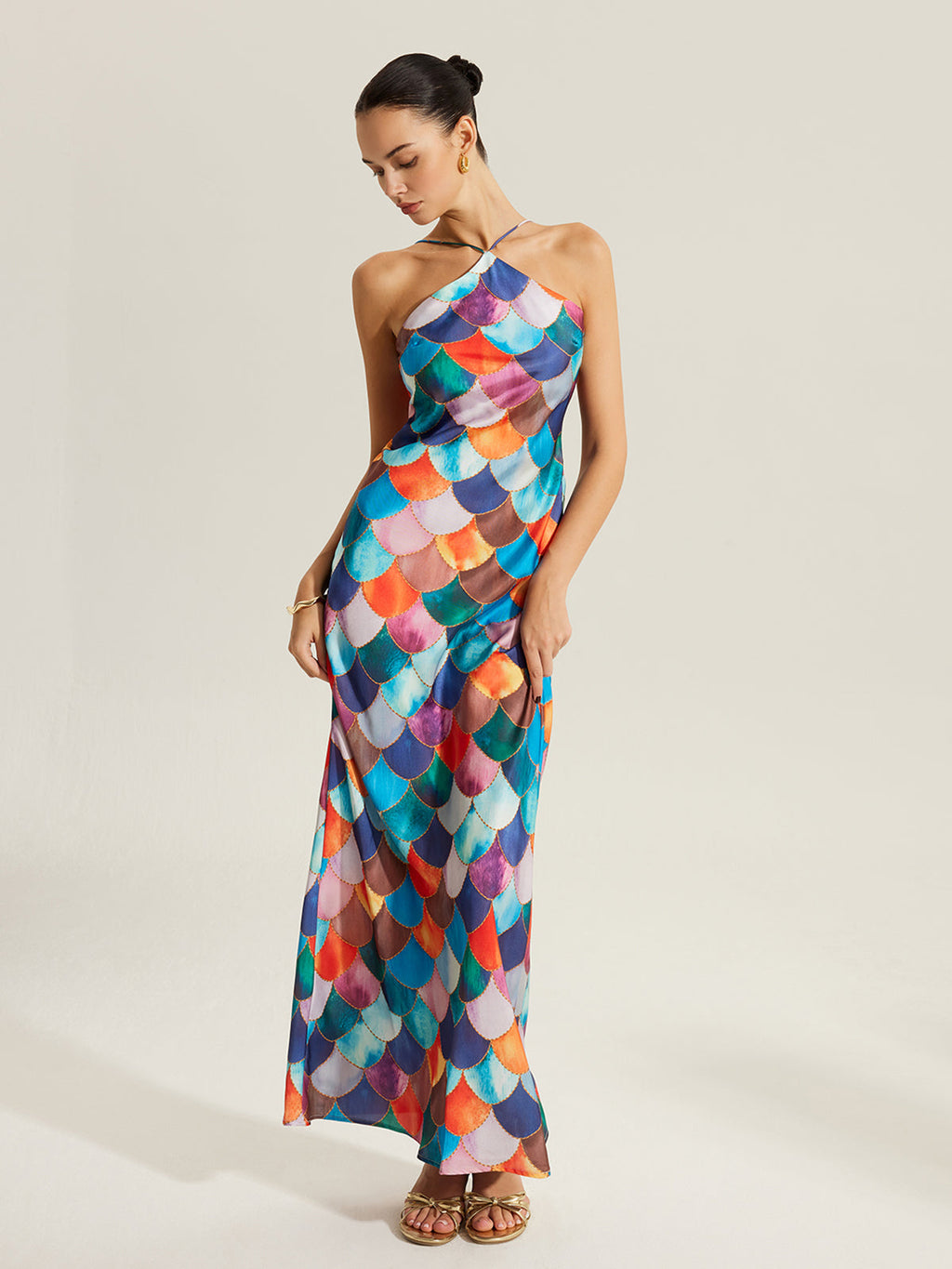 Robe dos nu à motifs d'écailles colorées
