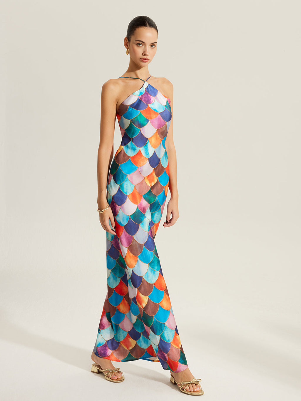 Robe dos nu à motifs d'écailles colorées