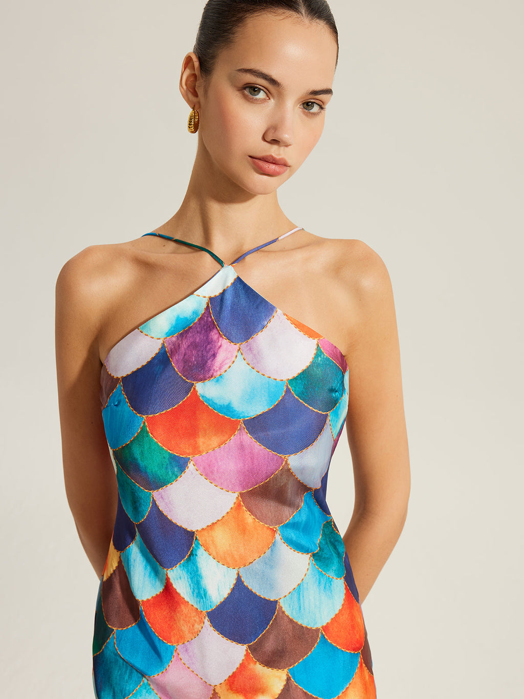 Robe dos nu à motifs d'écailles colorées