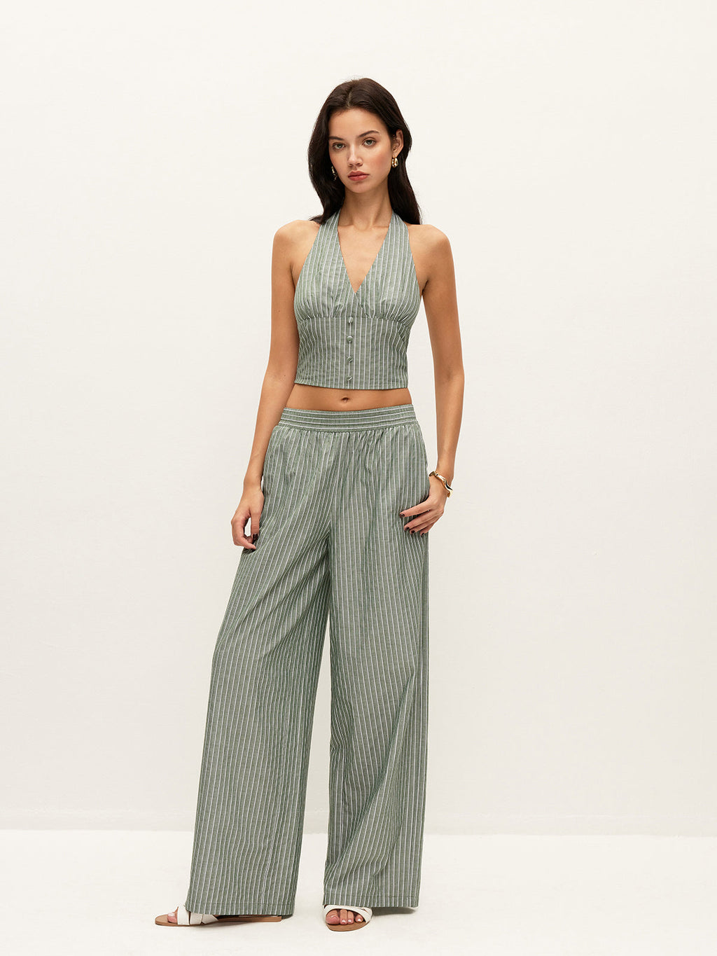 Gestreiftes Neckholder-Top mit Knopfdetails und passender Hose