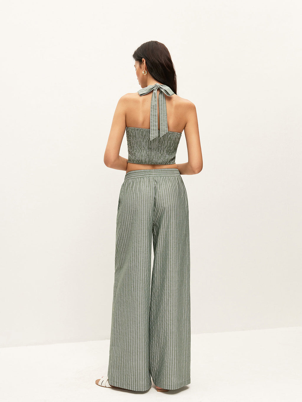 Gestreiftes Neckholder-Top mit Knopfdetails und passender Hose