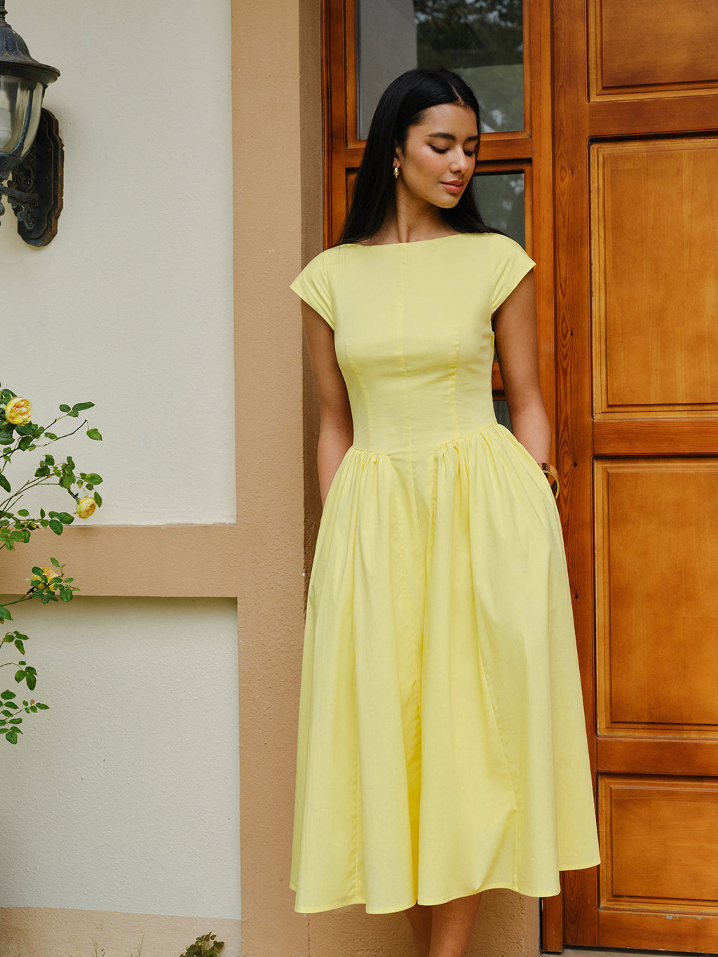 Kleid mit Rückenausschnitt und Flügelärmeln