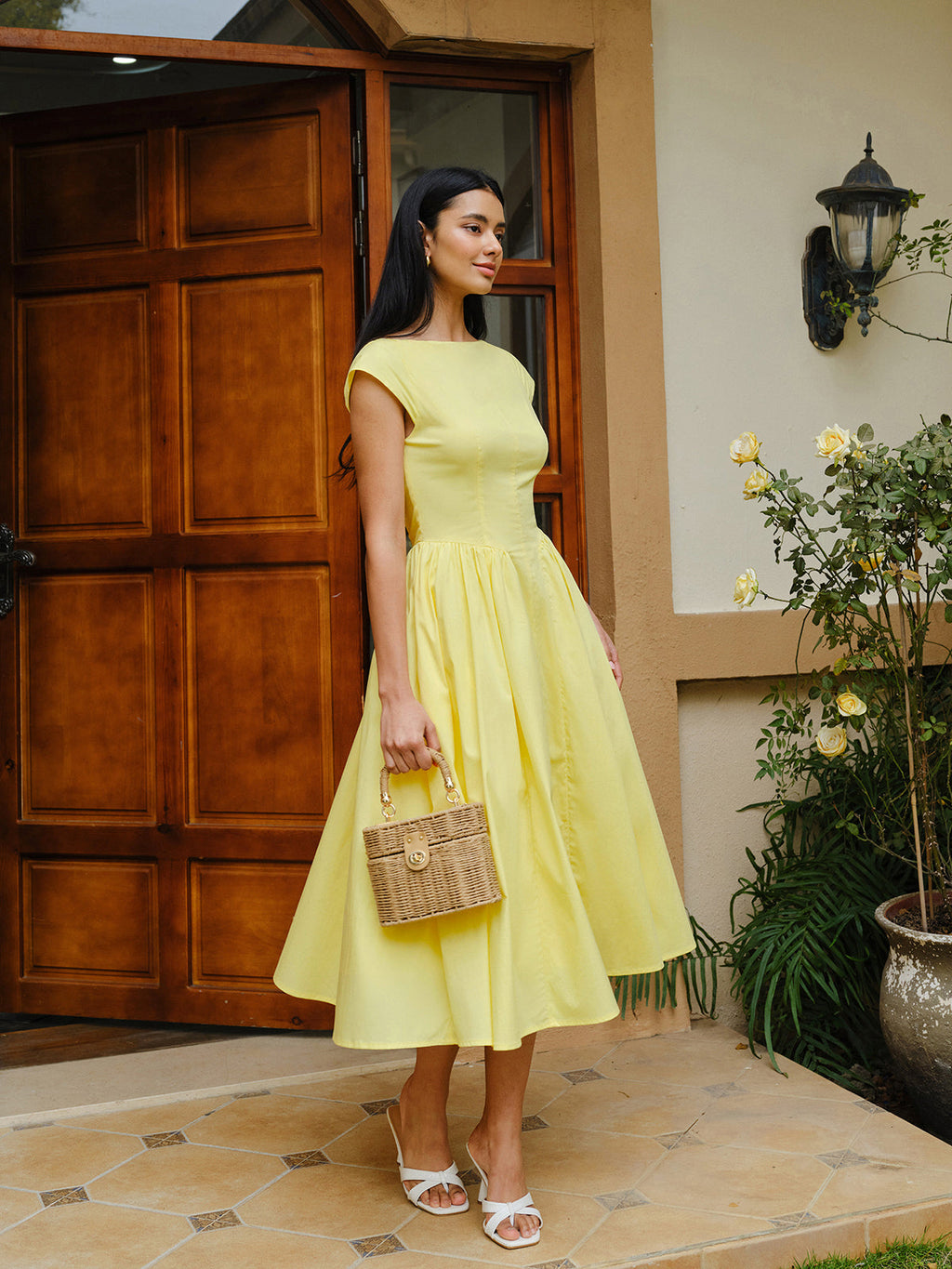 Kleid mit Rückenausschnitt und Flügelärmeln