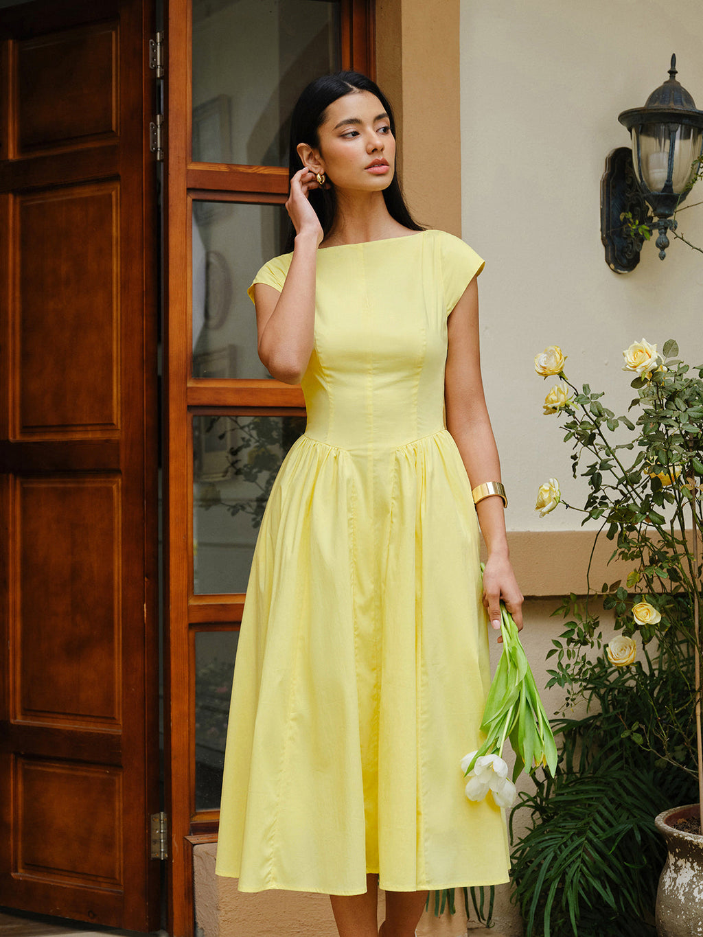 Kleid mit Rückenausschnitt und Flügelärmeln