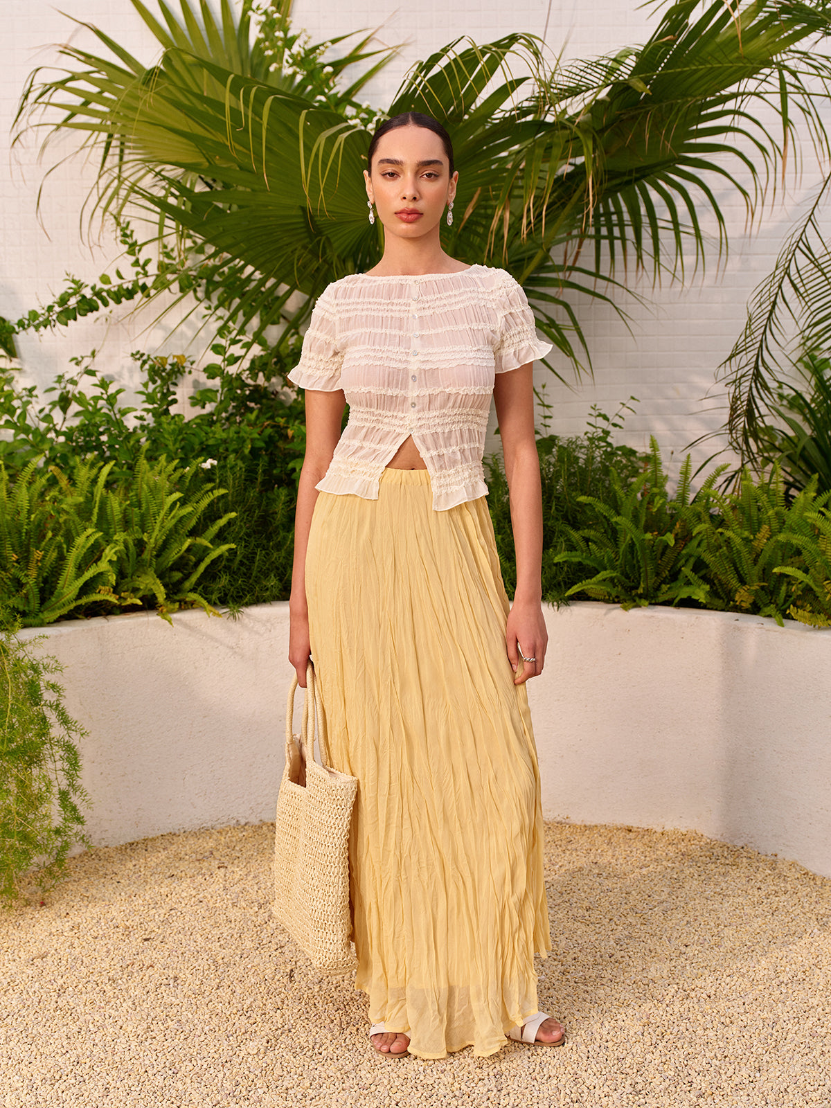 Hochtaillierter, asymmetrischer Rock mit geknittertem Saum 