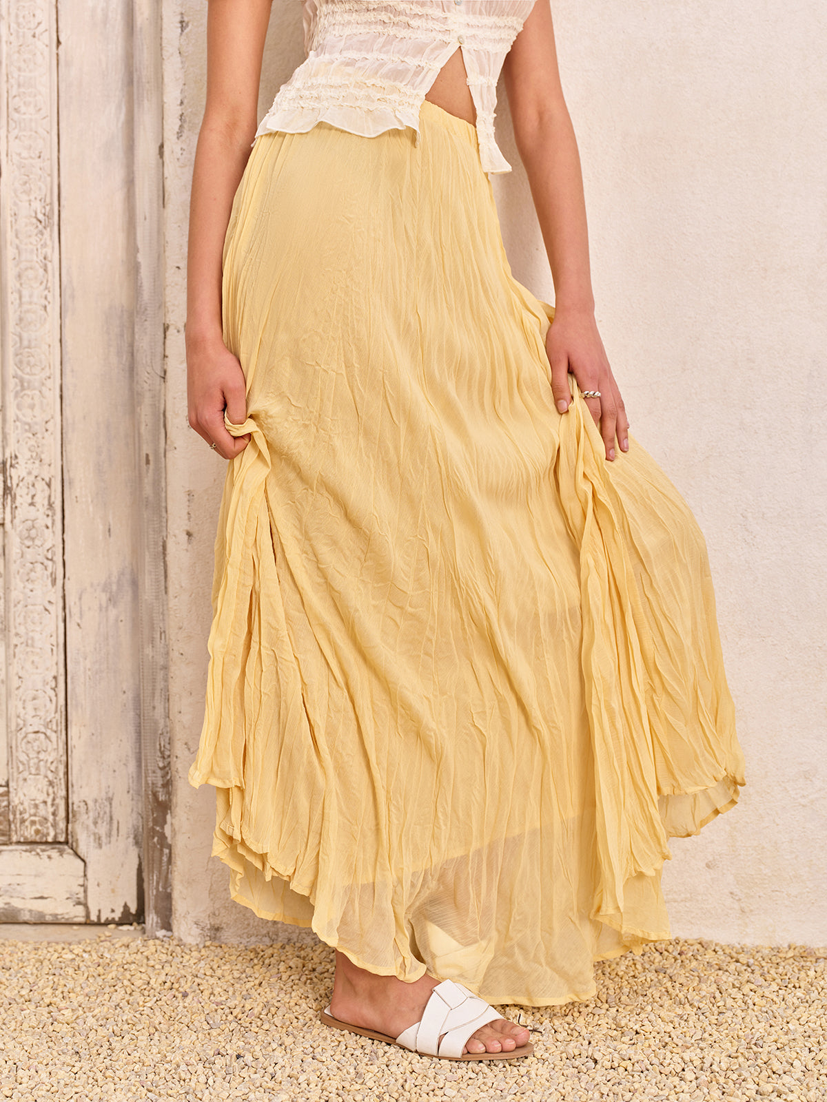 Hochtaillierter, asymmetrischer Rock mit geknittertem Saum 