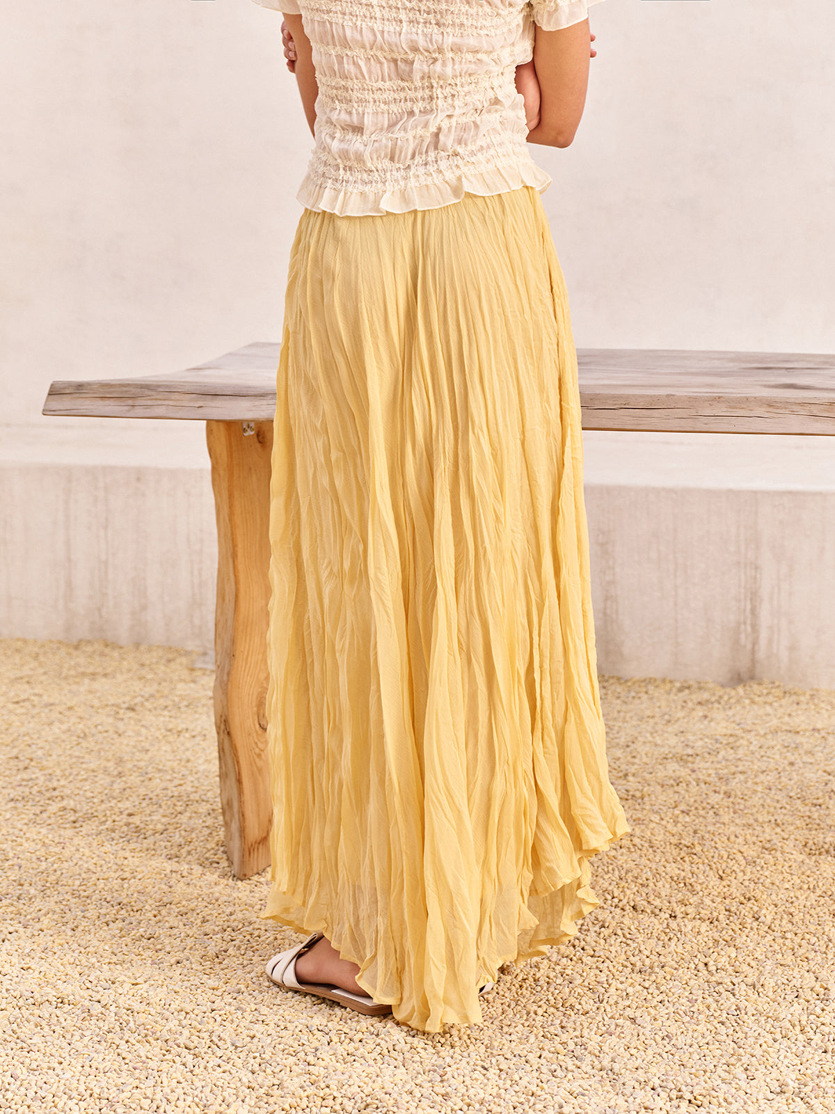 Hochtaillierter, asymmetrischer Rock mit geknittertem Saum 