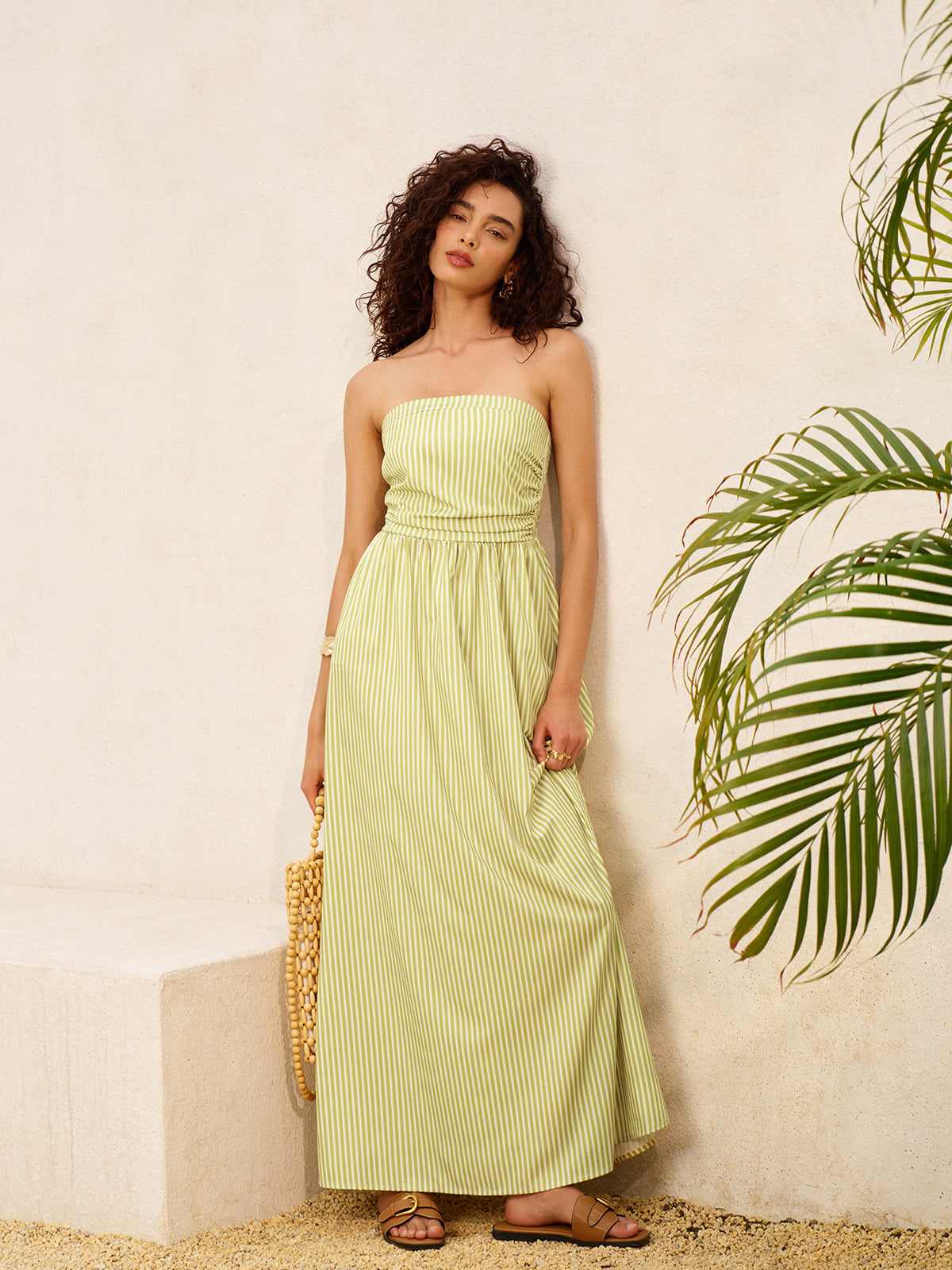 Gestreiftes, trägerloses Kleid mit Taschen 