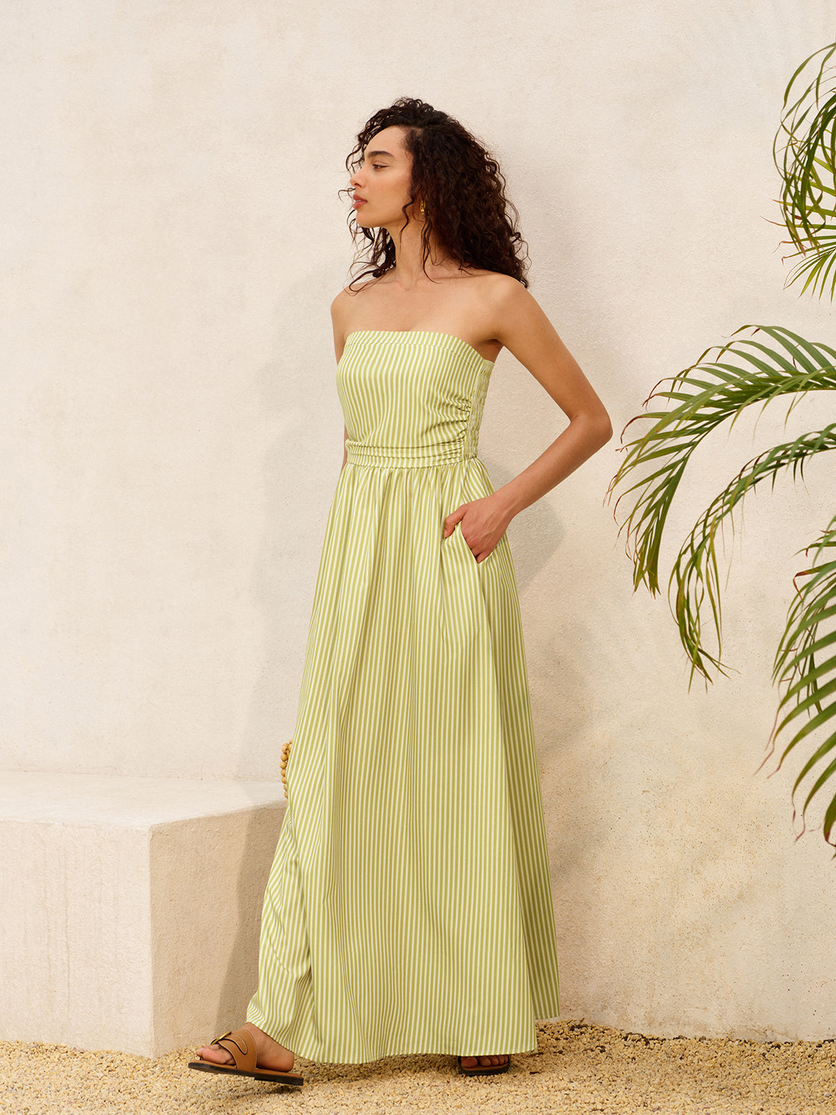 Gestreiftes, trägerloses Kleid mit Taschen 