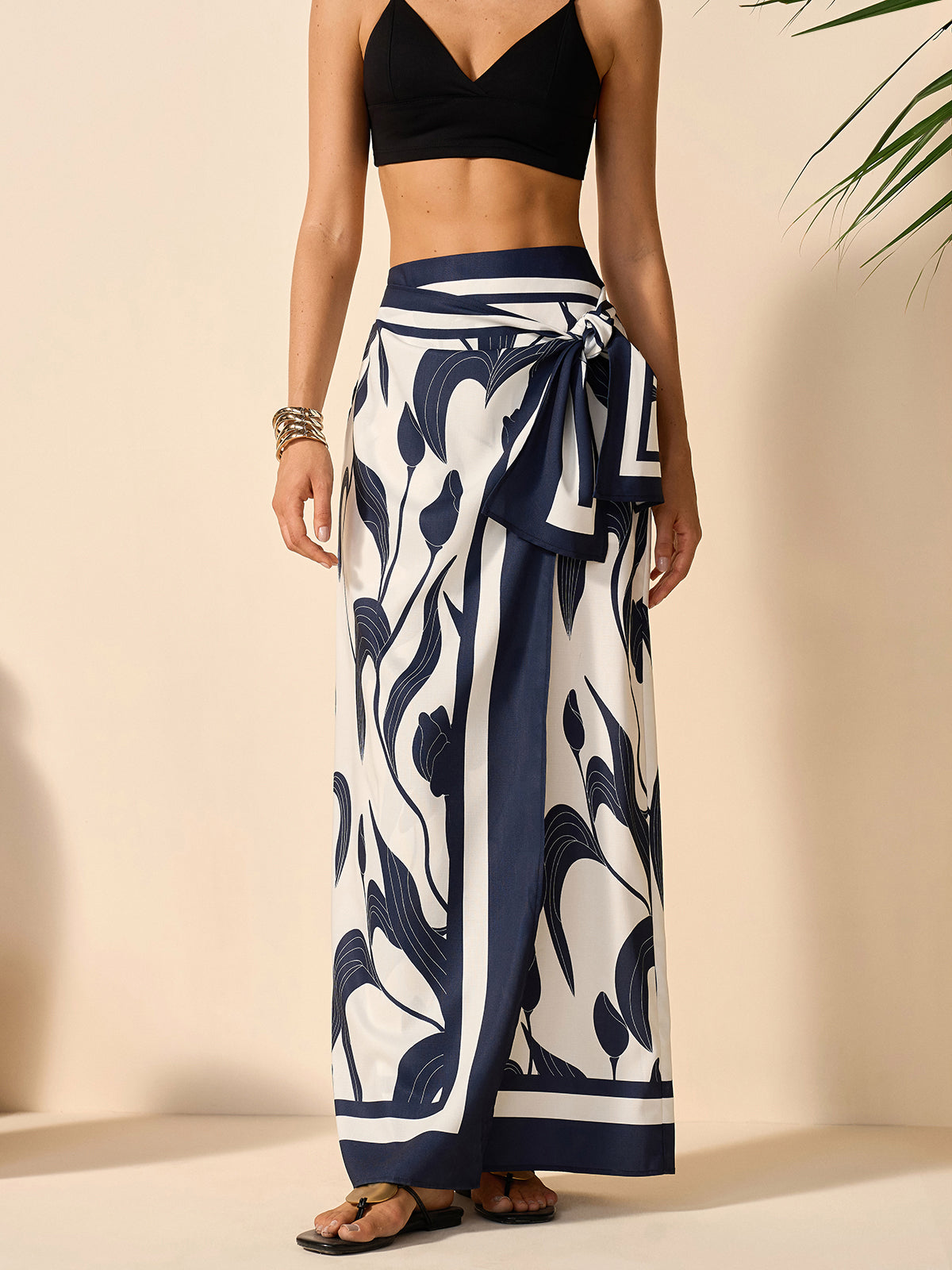 Rock mit Blumenmuster und Bindegürtel 