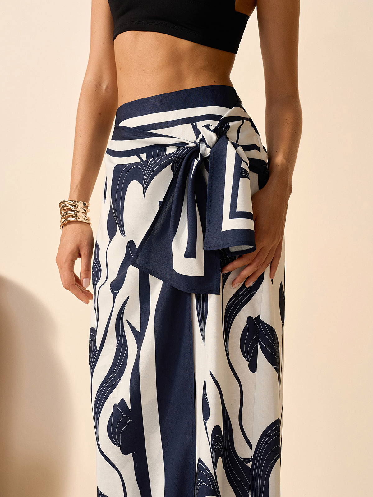 Rock mit Blumenmuster und Bindegürtel 