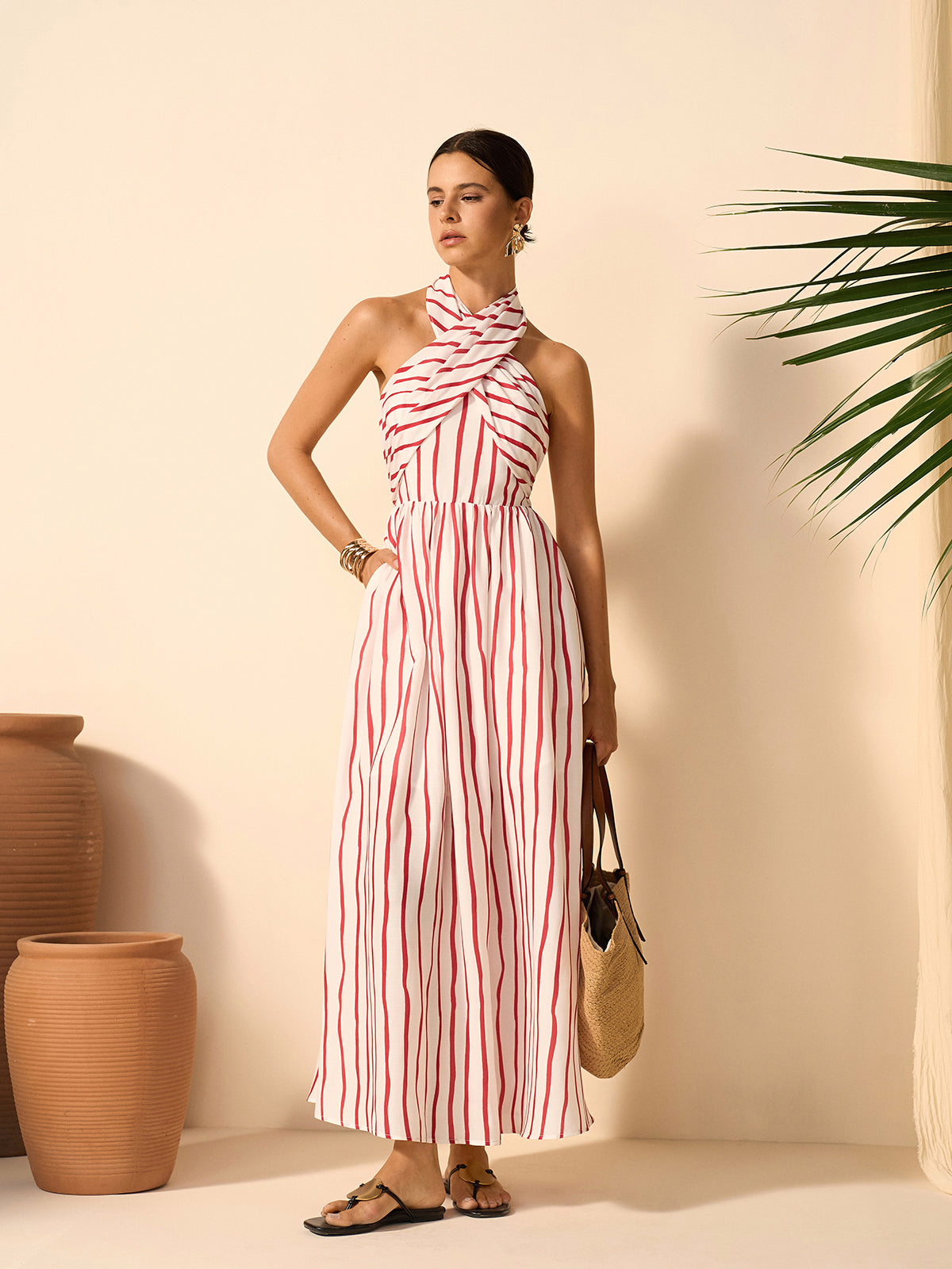 Gestreiftes Twist-Neckholder-Kleid