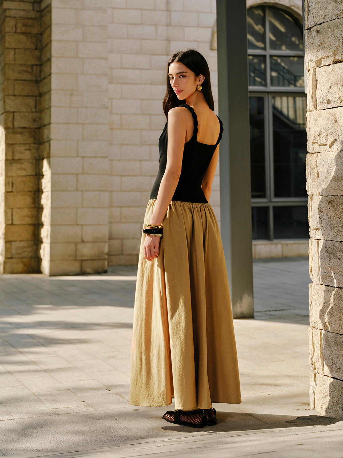 Ärmelloses Kleid aus Leinen und Baumwolle mit Wasserfallausschnitt, Metalldetails und Einsätzen 