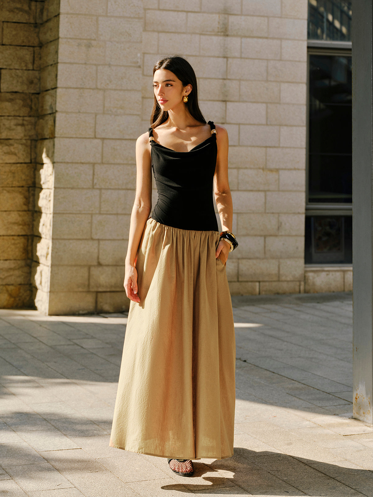 Ärmelloses Kleid aus Leinen und Baumwolle mit Wasserfallausschnitt, Metalldetails und Einsätzen 