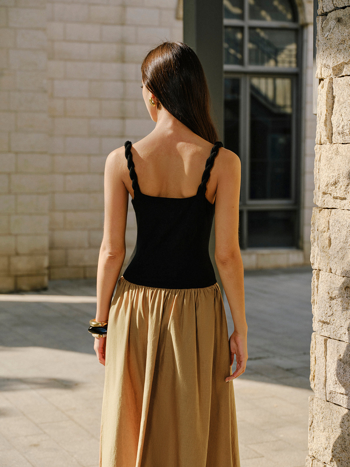 Ärmelloses Kleid aus Leinen und Baumwolle mit Wasserfallausschnitt, Metalldetails und Einsätzen 