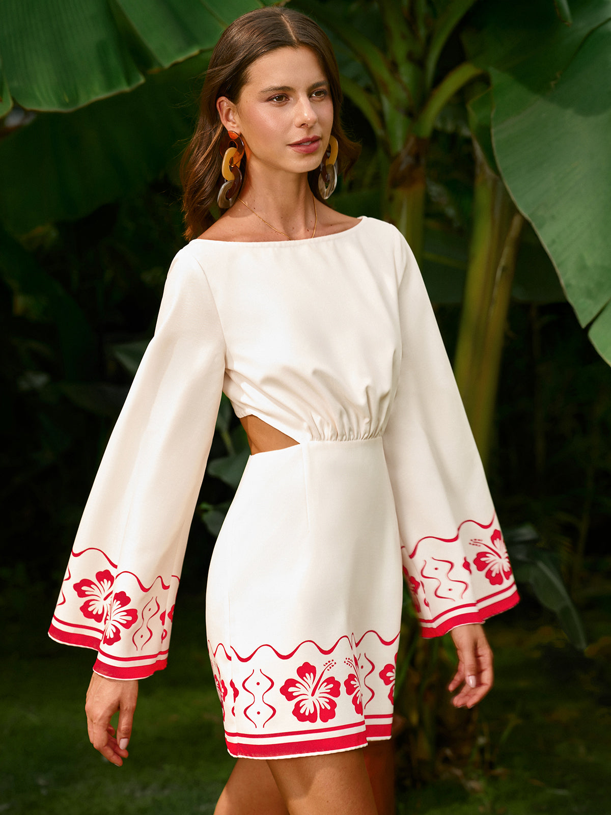 Rückenfreies Kleid mit Blumenstickerei und Bindebändern