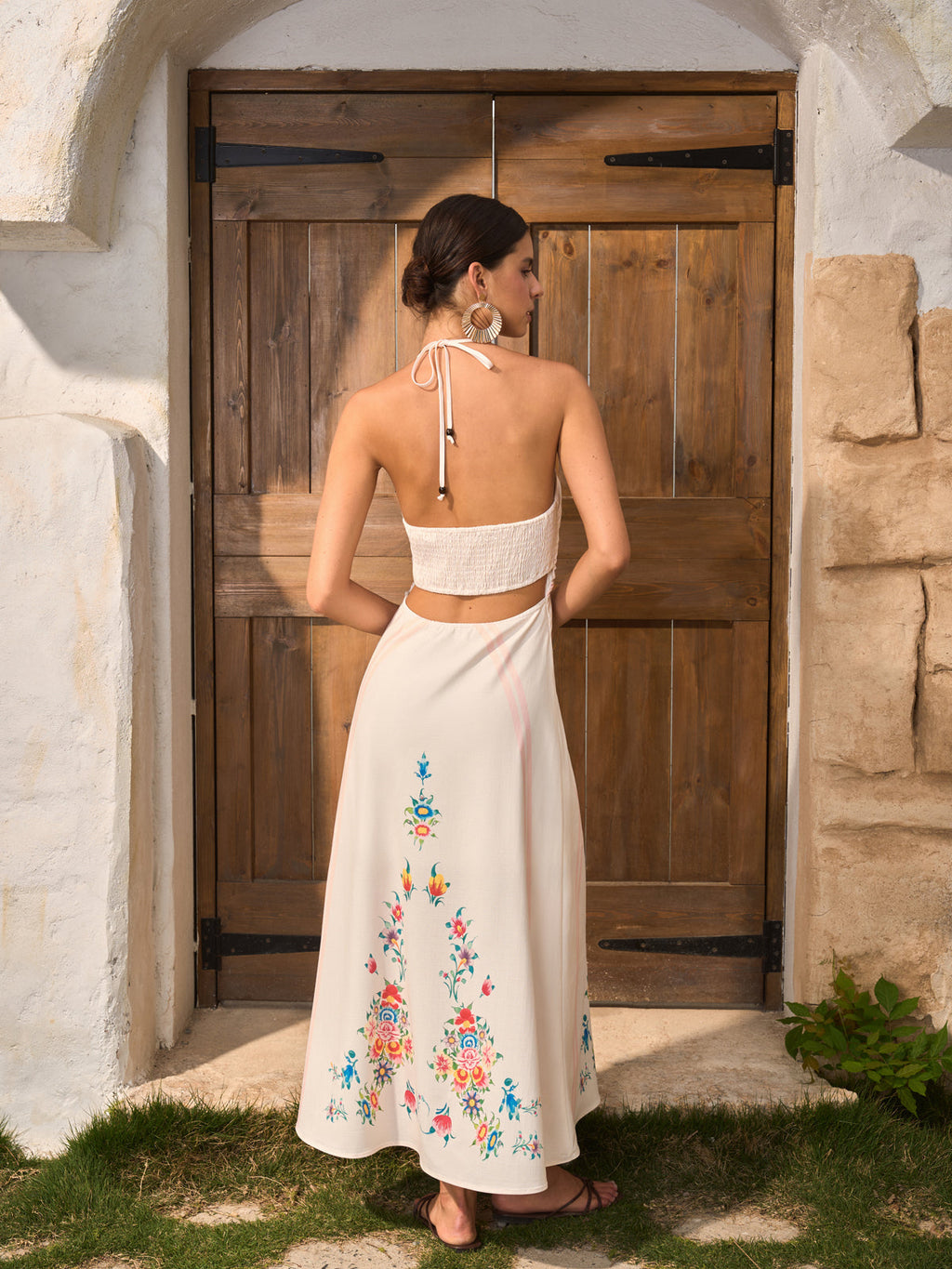 Geblümtes rückenfreies Neckholderkleid