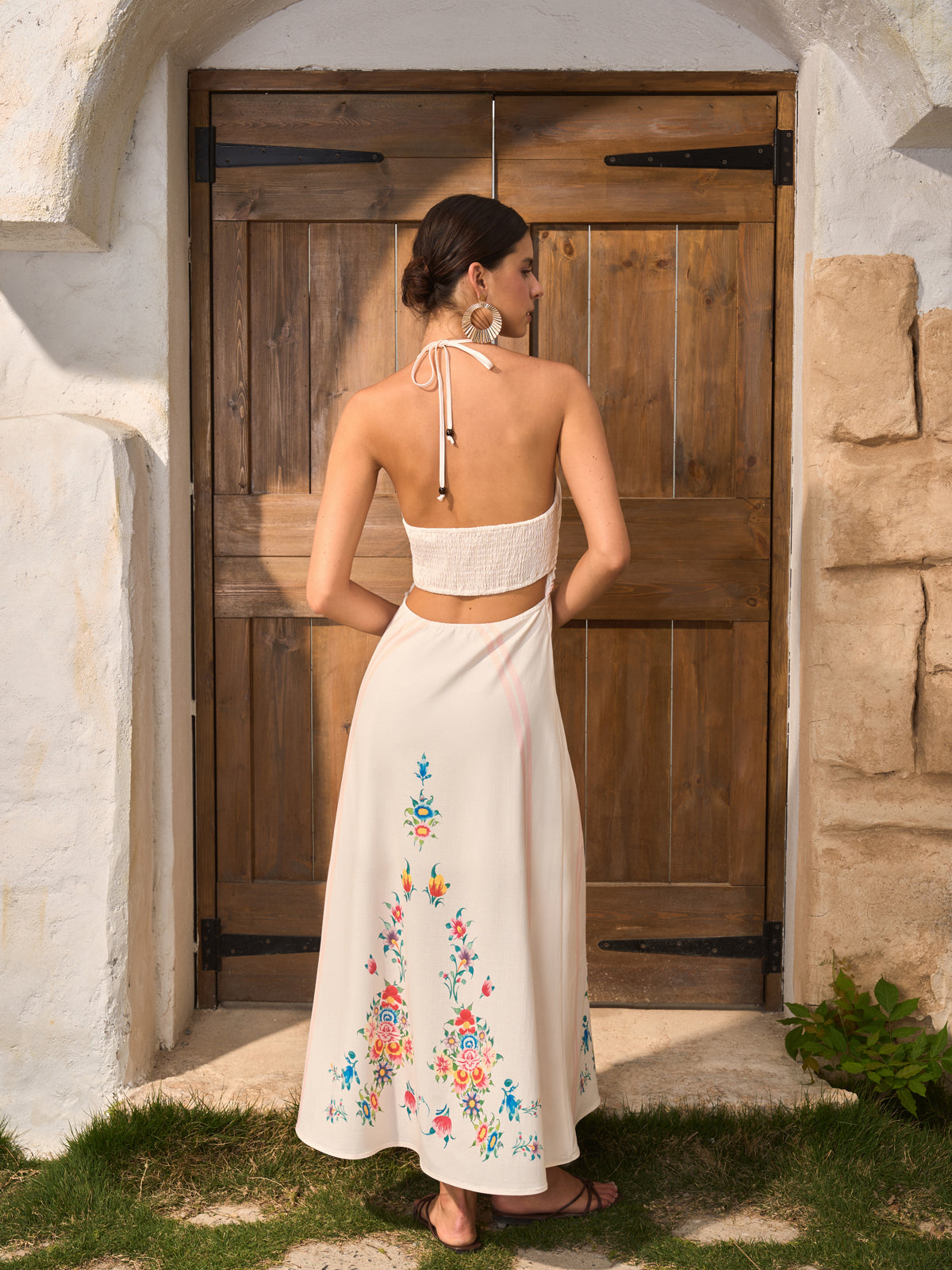 Geblümtes rückenfreies Neckholderkleid