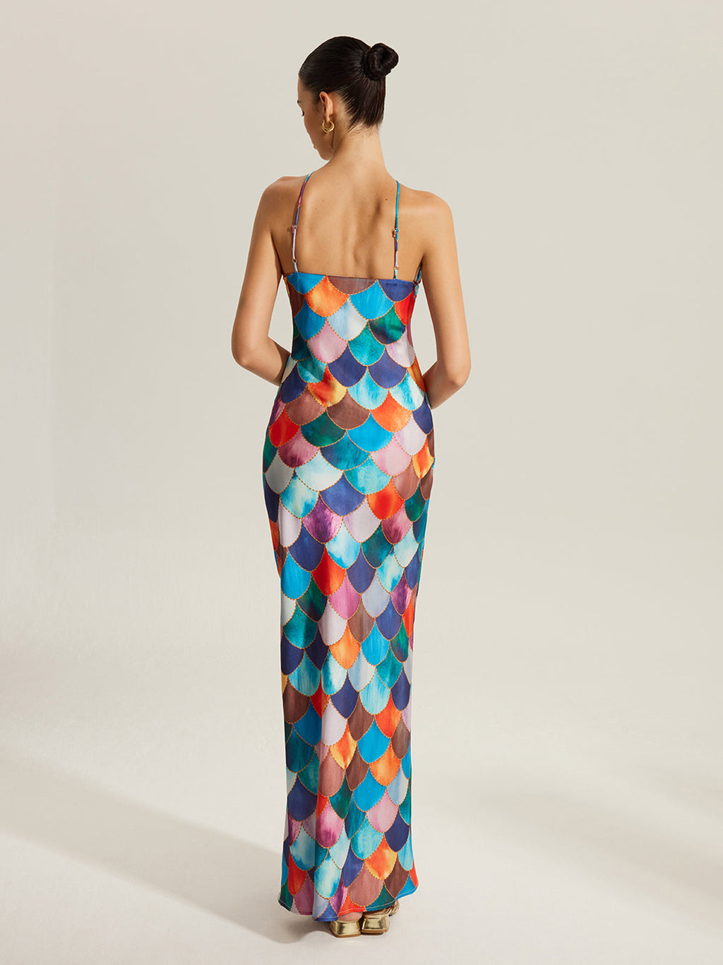 Robe dos nu à motifs d'écailles colorées