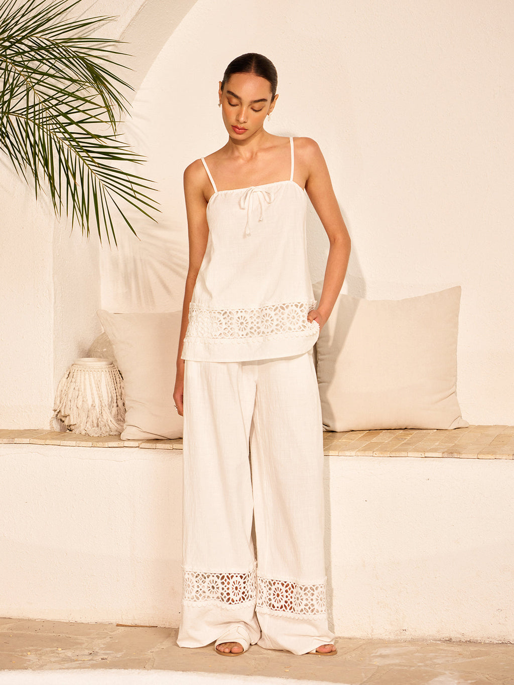 Ensemble pantalon en coton avec empiècements en dentelle