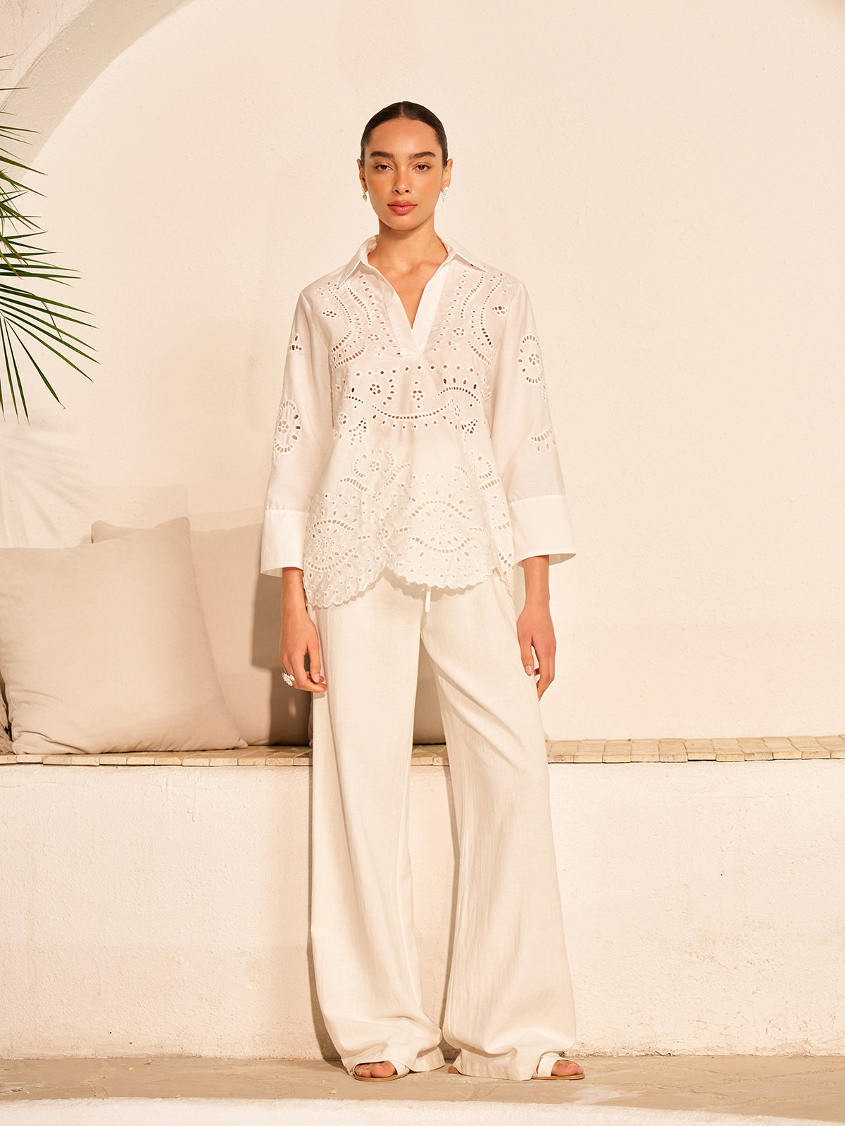 Haut semi-transparent en coton brodé à œillets 