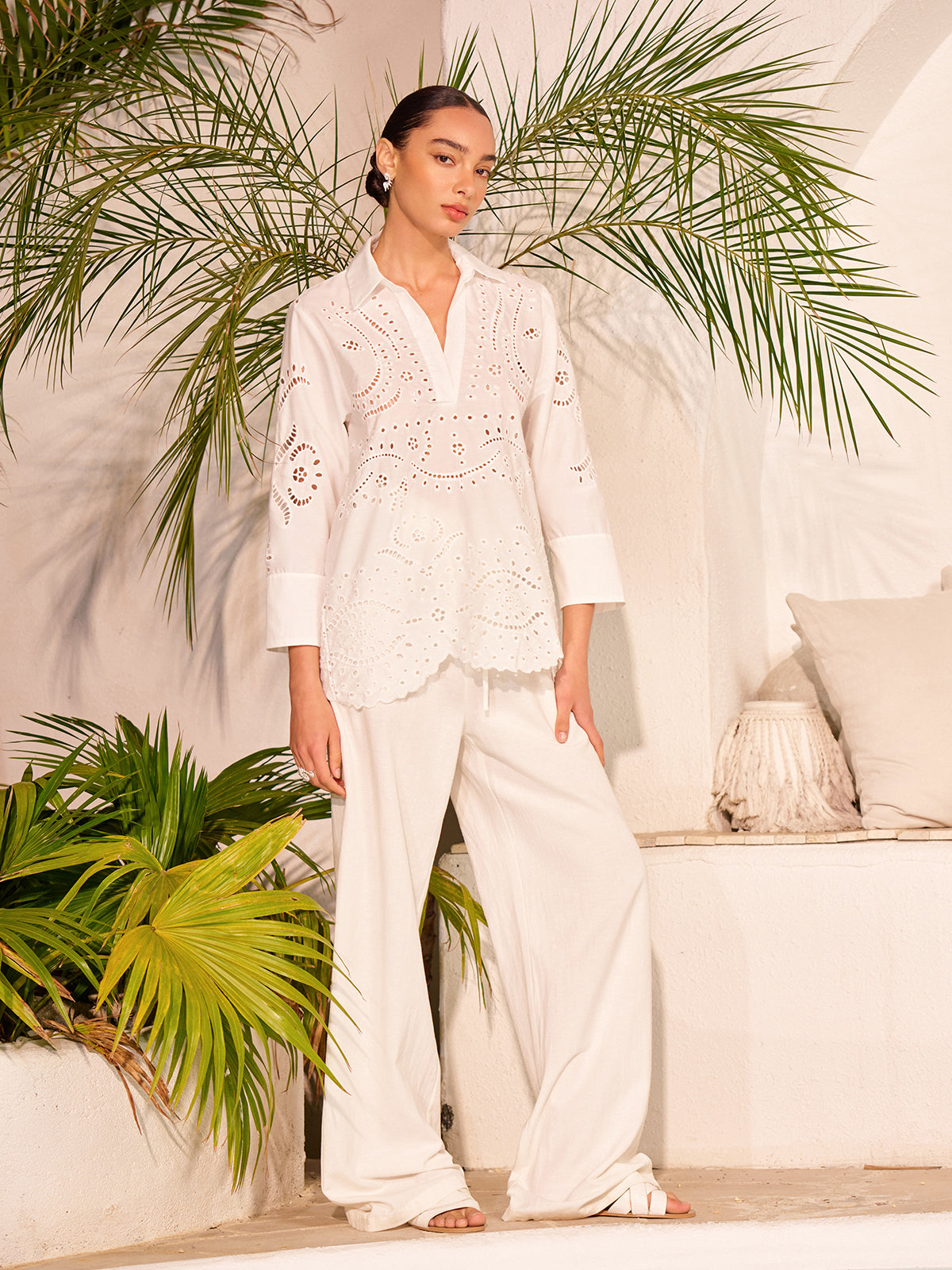 Haut semi-transparent en coton brodé à œillets 