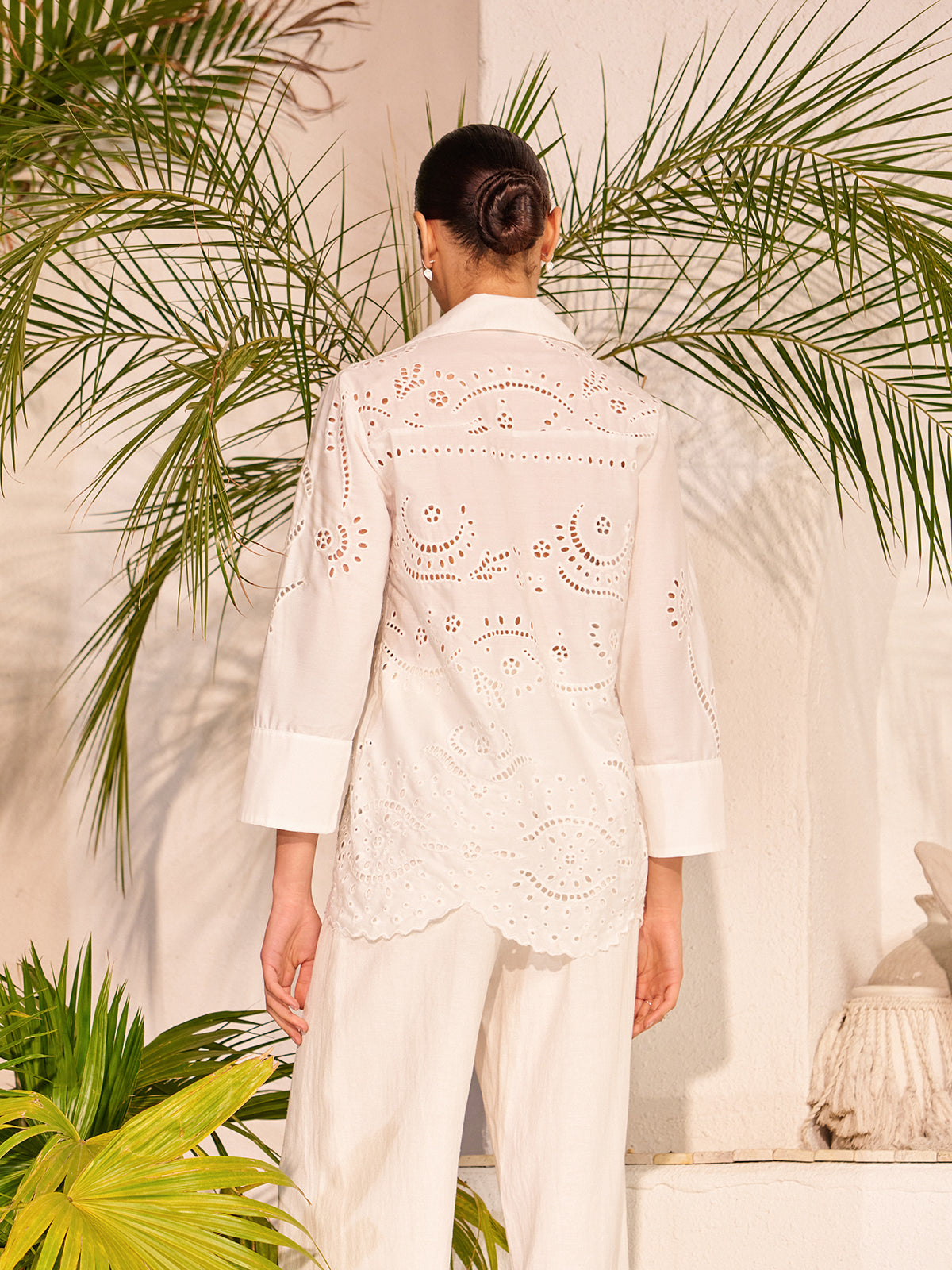 Haut semi-transparent en coton brodé à œillets 