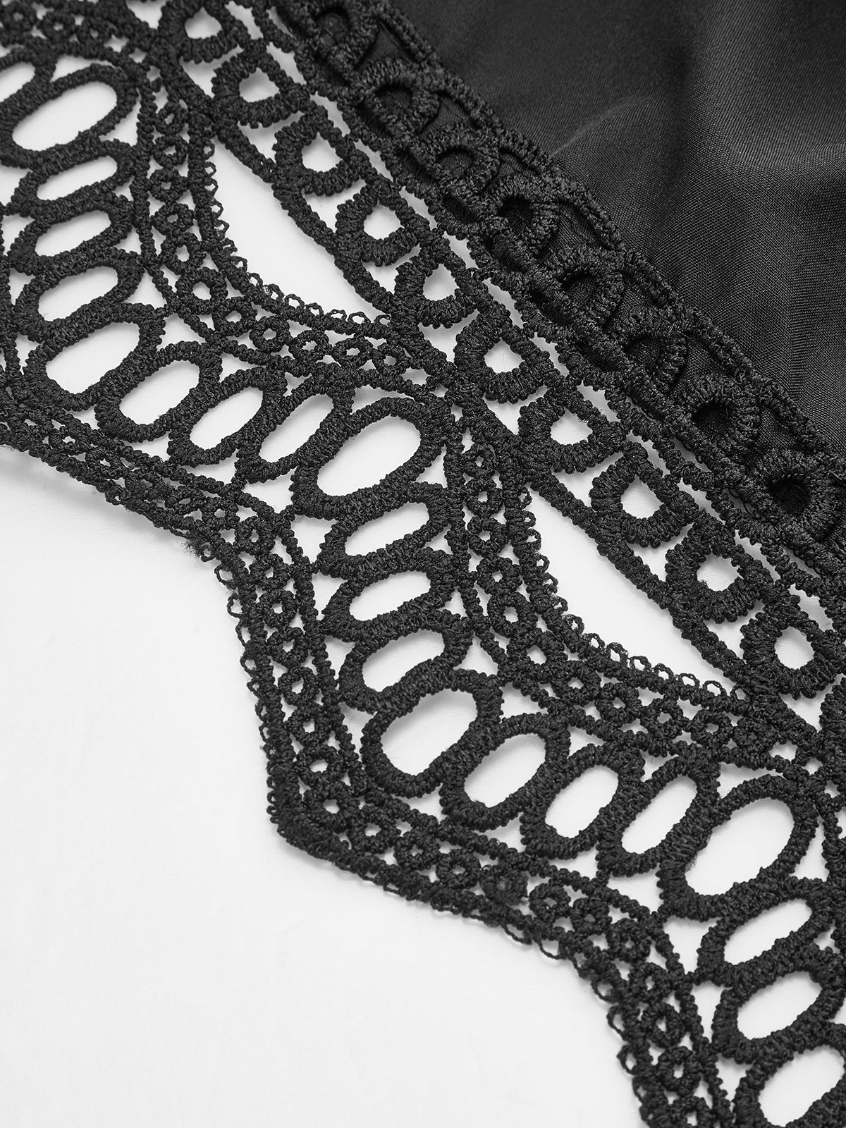 Robe à empiècements en dentelle ajourée avec ceinture à nouer 