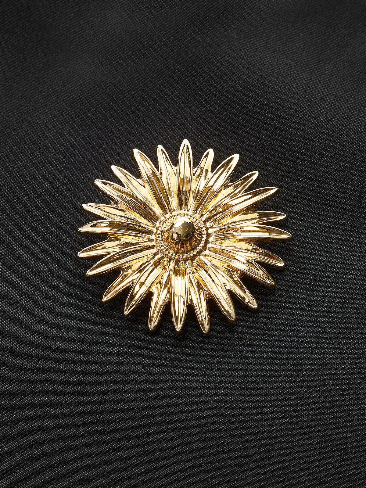 Ärmelloses Minikleid mit Metalldekor 