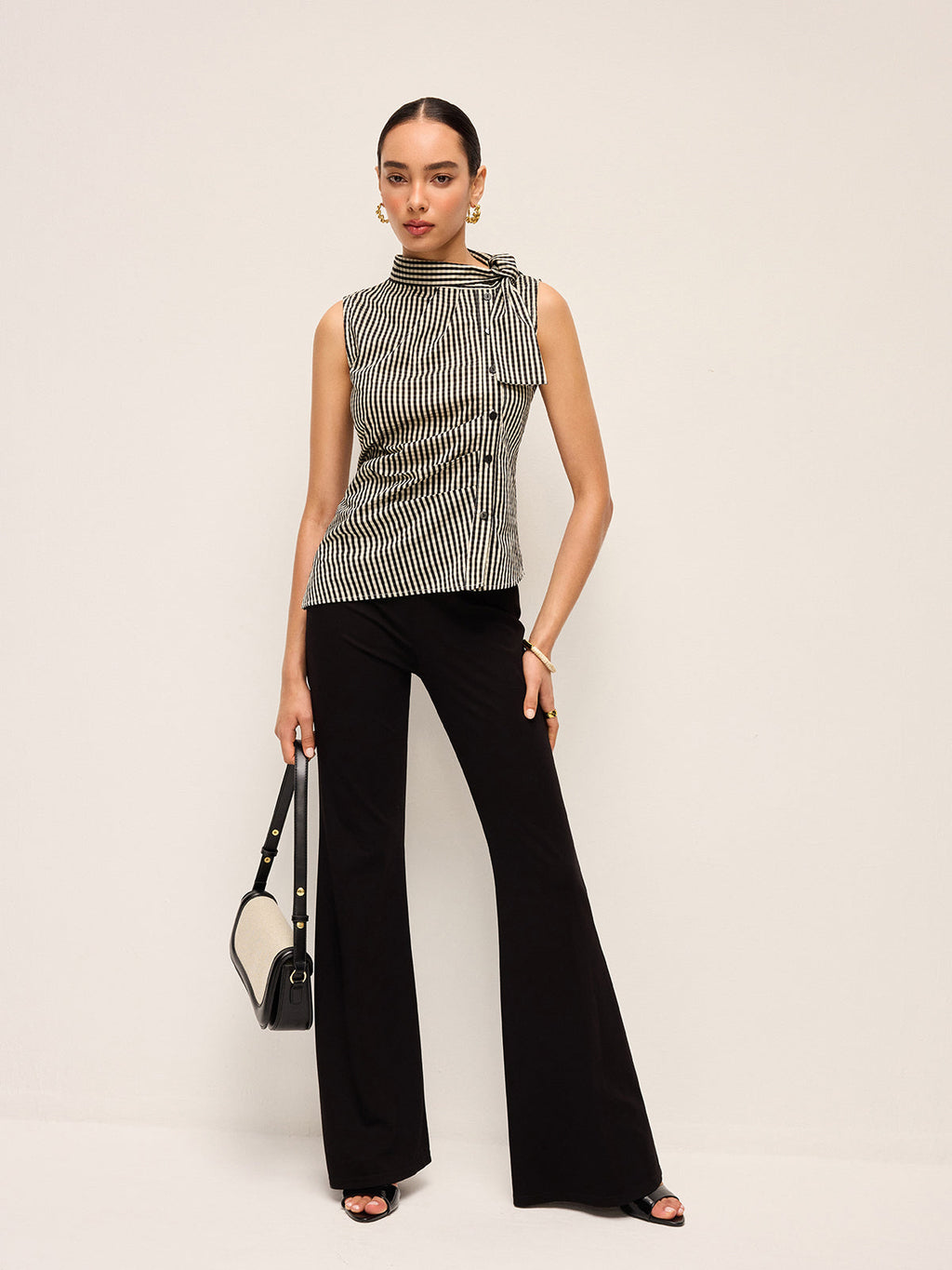 Asymmetrisches Gingham-Top mit Knöpfen am Ausschnitt
