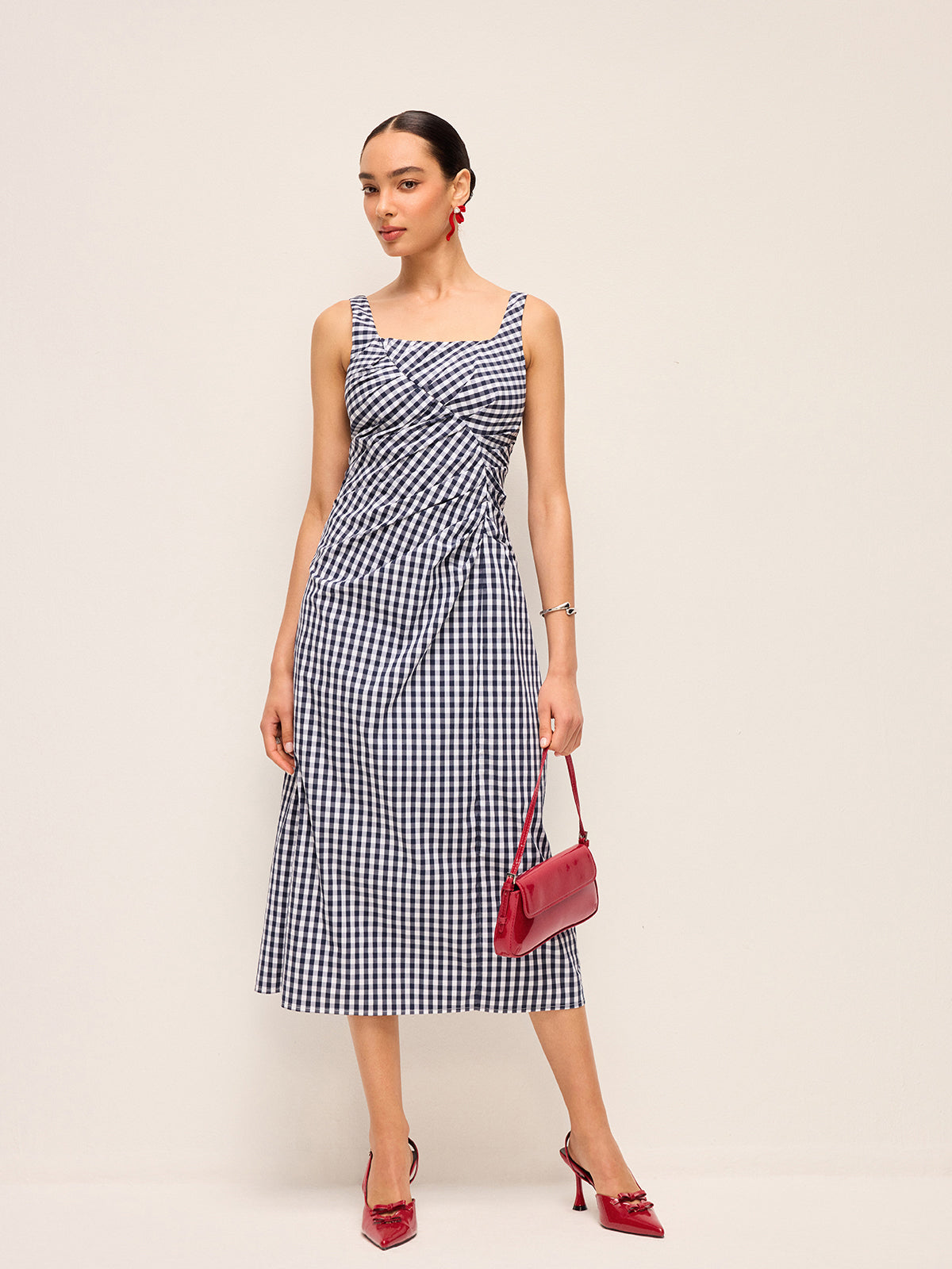 Ärmelloses Vichykaro-Kleid mit asymmetrischen Falten