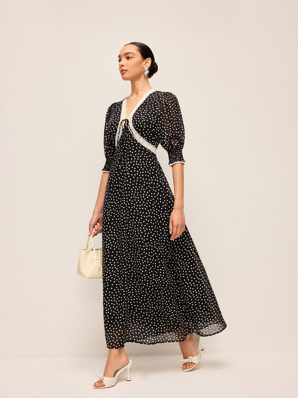 Robe mi-transparente en mousseline à pois avec dentelle