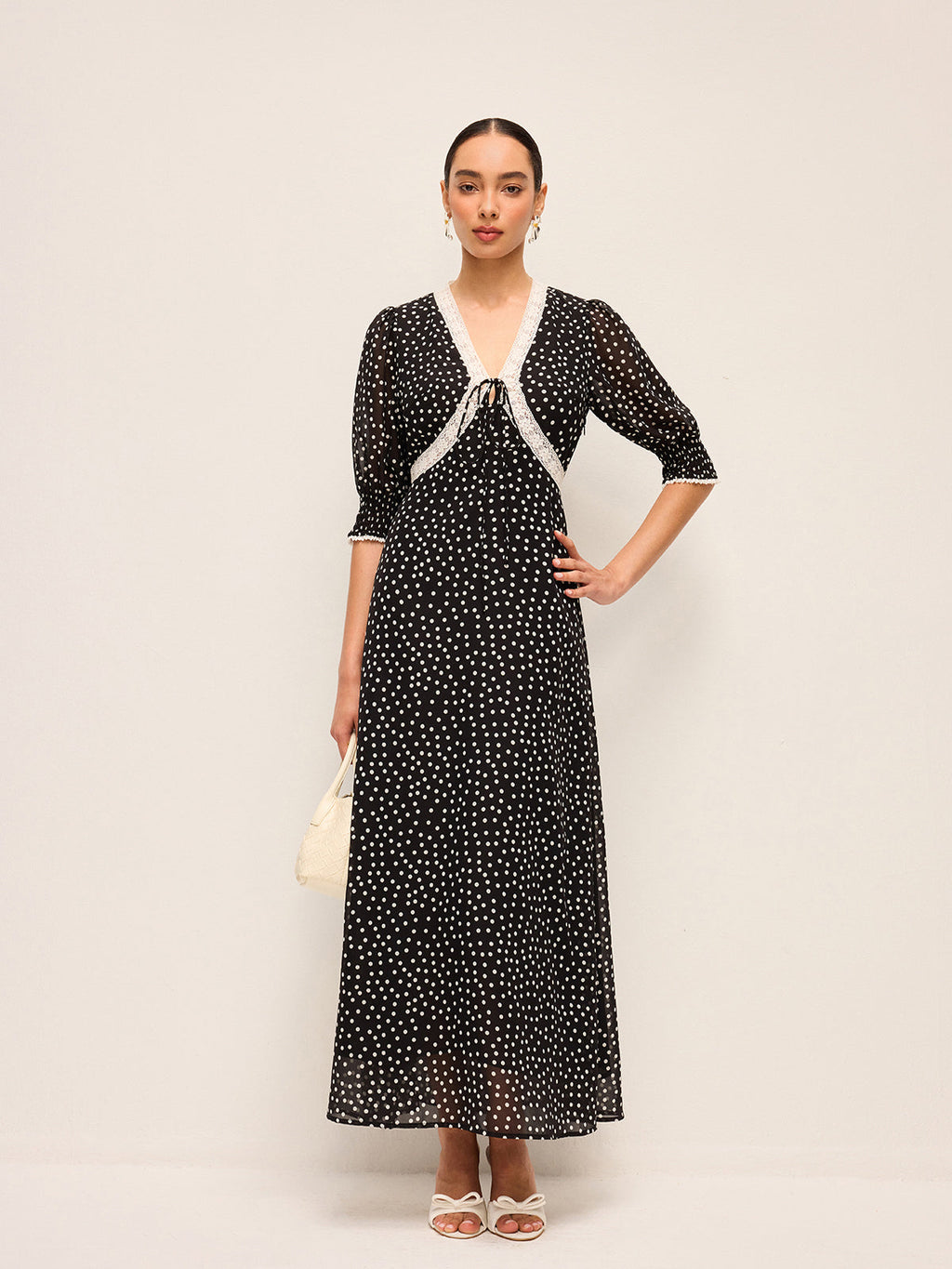 Robe mi-transparente en mousseline à pois avec dentelle