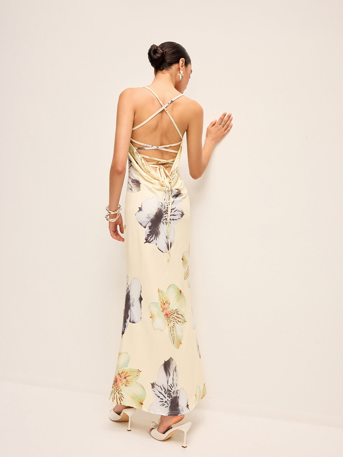 Robe florale sans dos à lacets