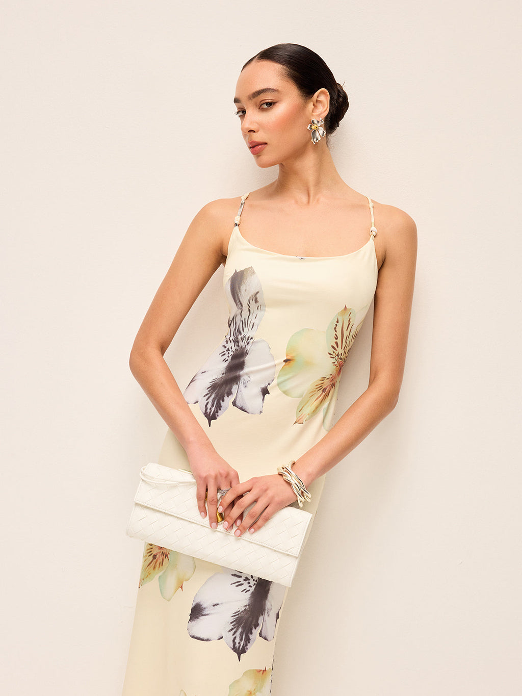 Robe florale sans dos à lacets