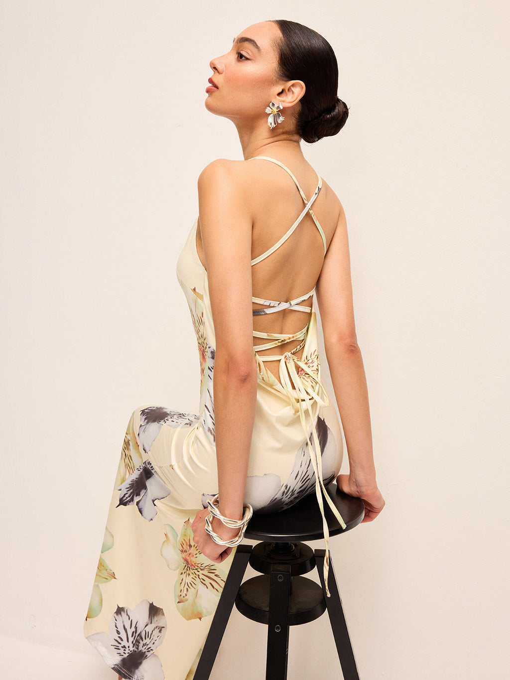 Robe florale sans dos à lacets
