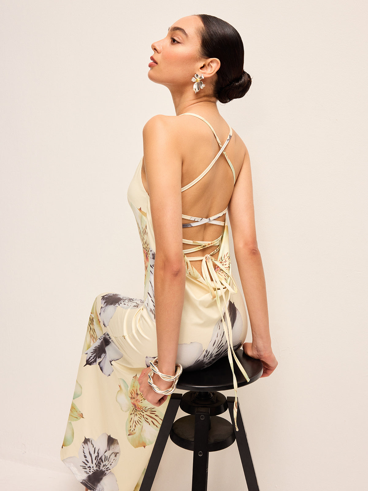 Robe florale sans dos à lacets