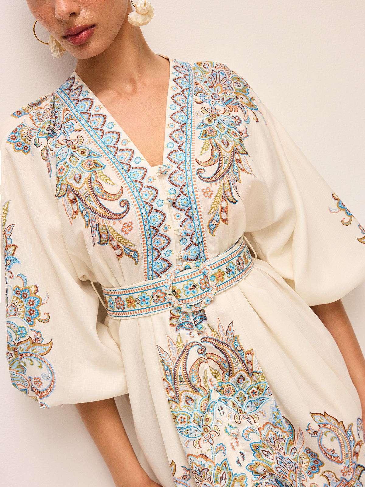 Robe bohème ceinturée à col en V et manches bouffantes 