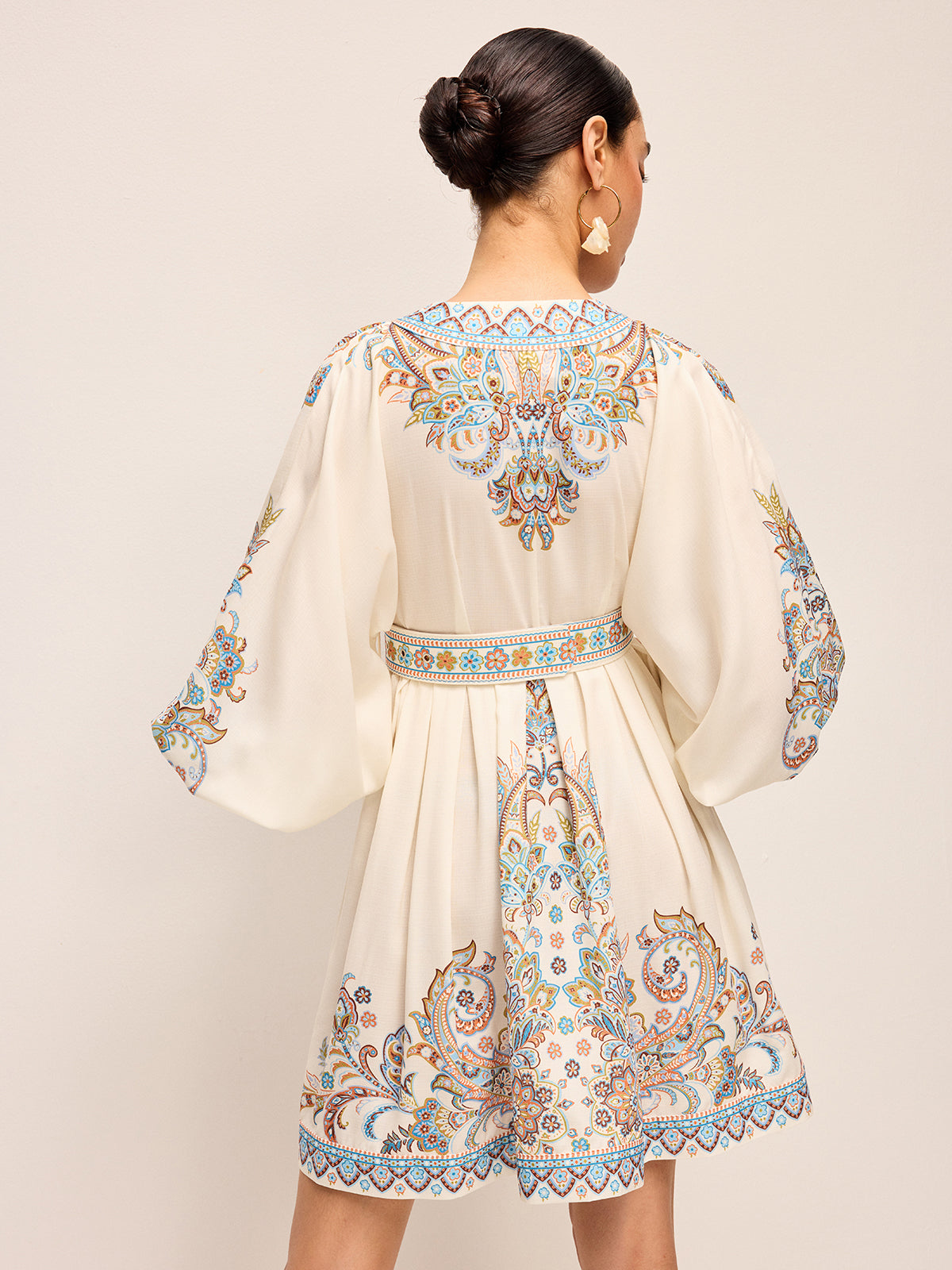 Robe bohème ceinturée à col en V et manches bouffantes 