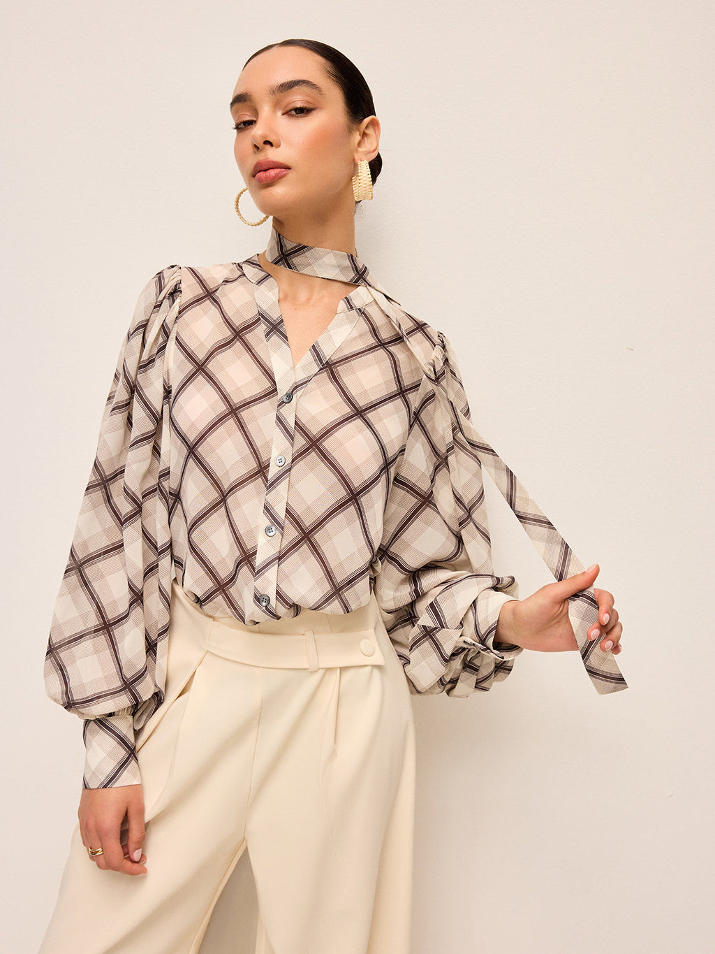 Langärmliges kariertes Chiffon-Hemd mit Nackenbindedetail