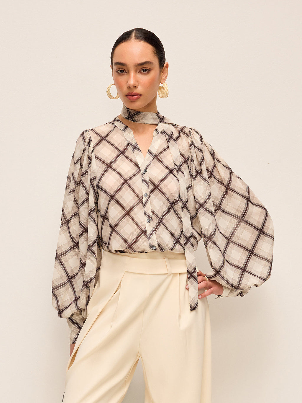 Langärmliges kariertes Chiffon-Hemd mit Nackenbindedetail