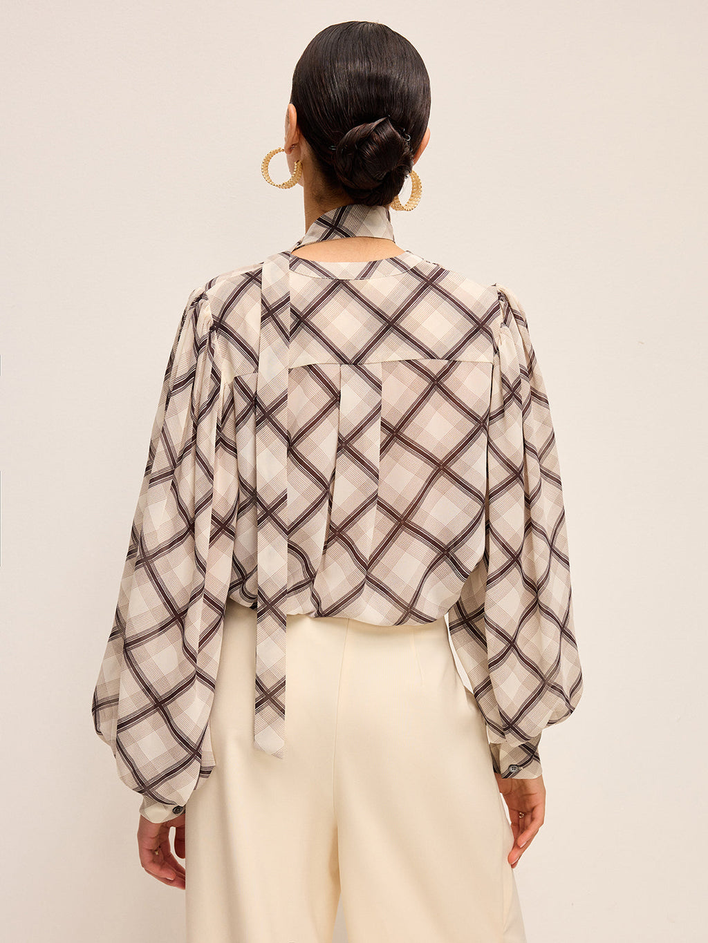 Langärmliges kariertes Chiffon-Hemd mit Nackenbindedetail
