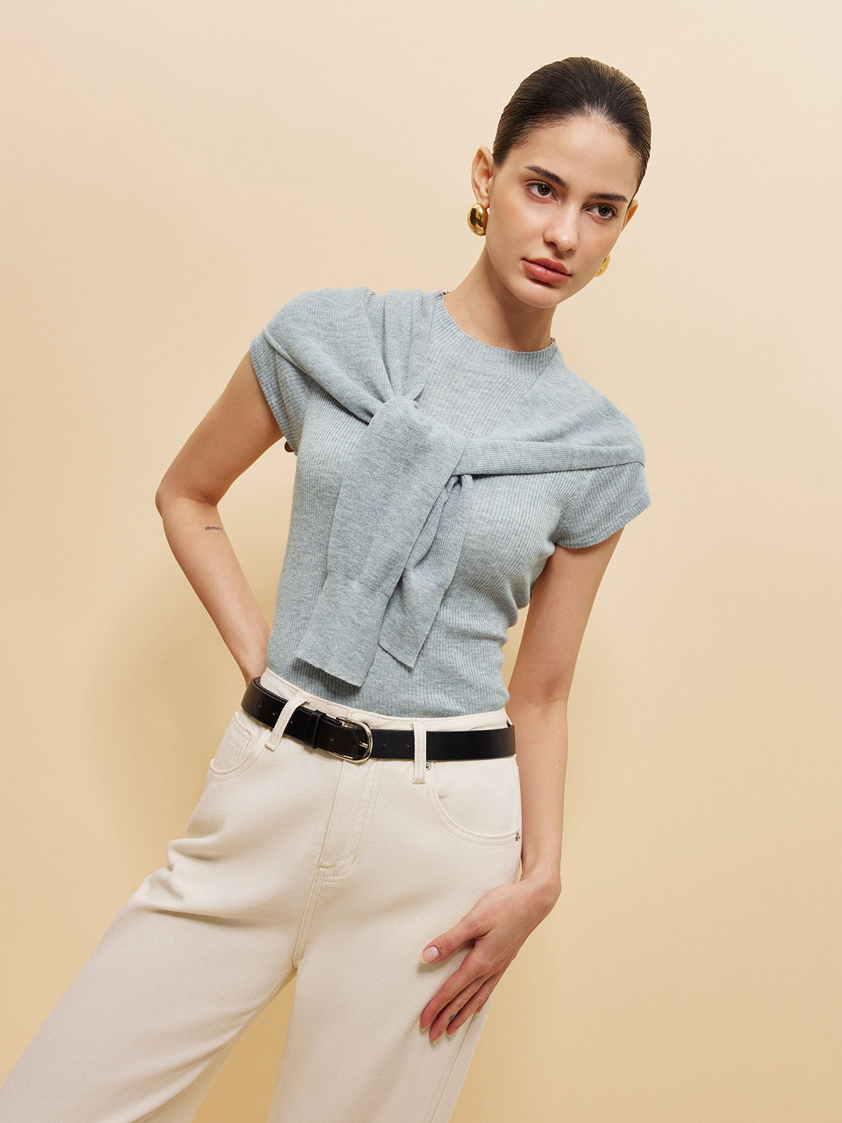 Geripptes Stricktop aus Wollmischung mit gebundenem Schaldetail 