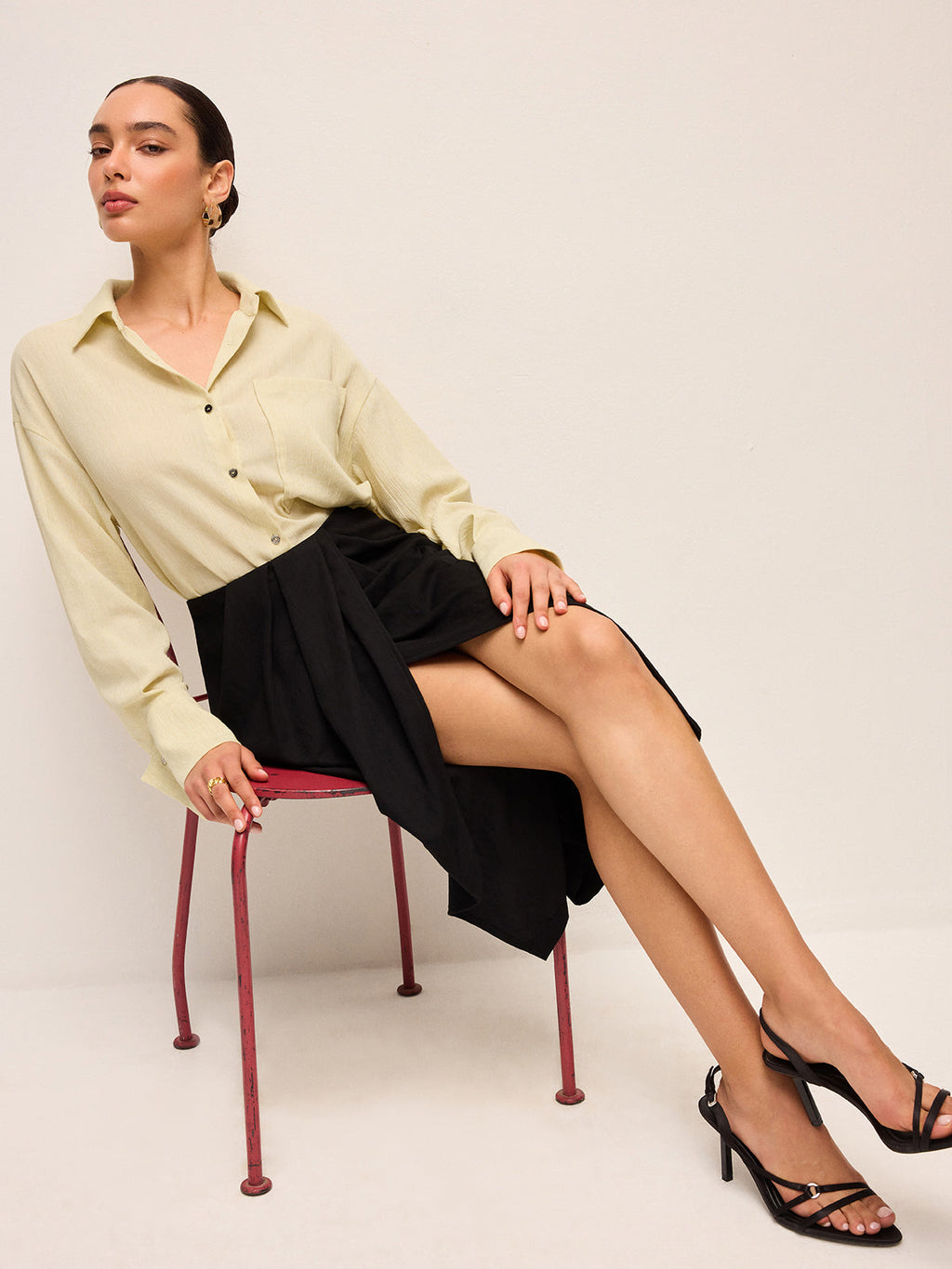 Chemise boutonnée à manches longues semi-transparente